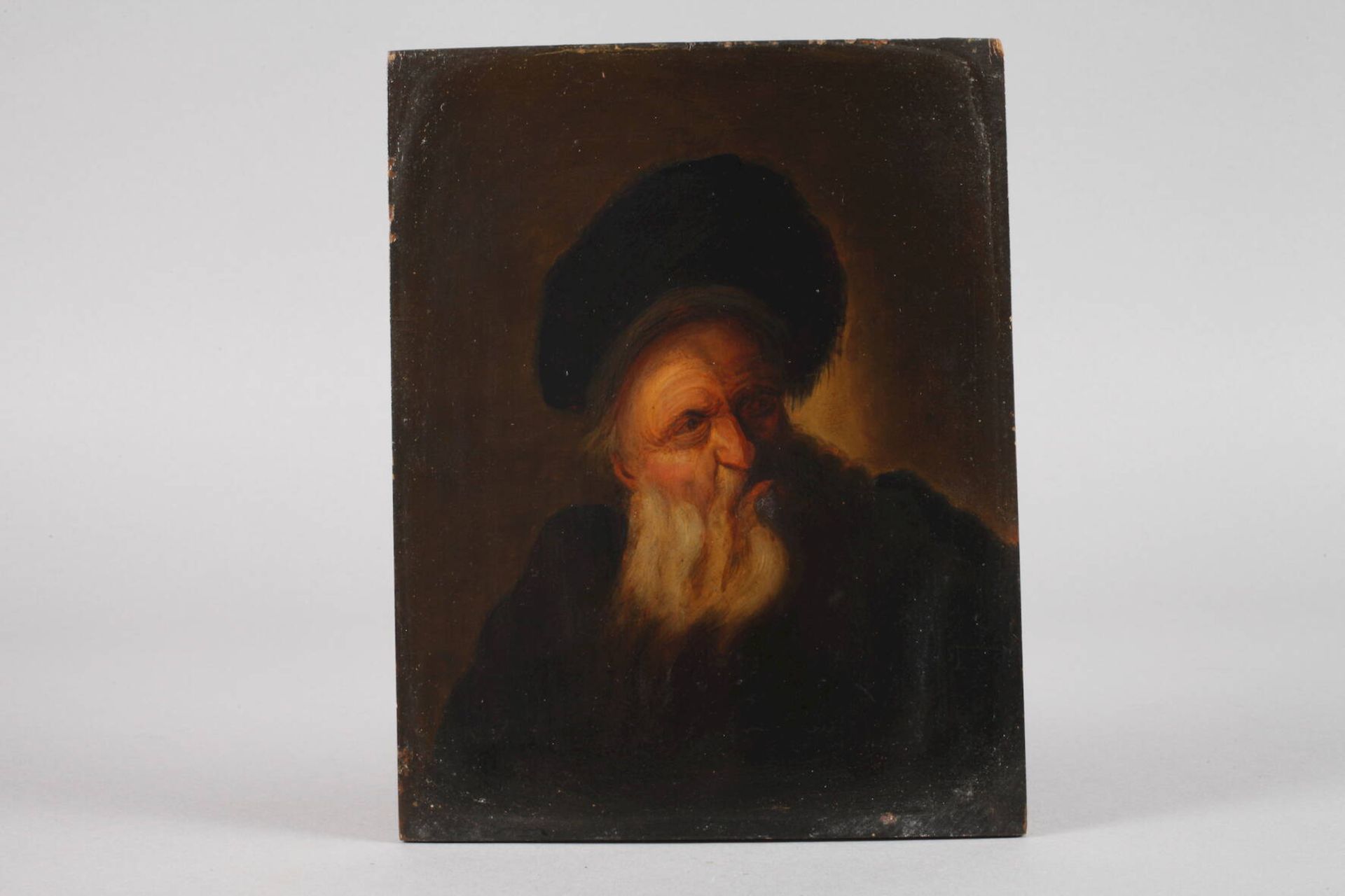 Portrait eines alten MannesBildnis eines älteren Mannes mit Bart und Mütze vor dunklem Grund, - Image 2 of 4