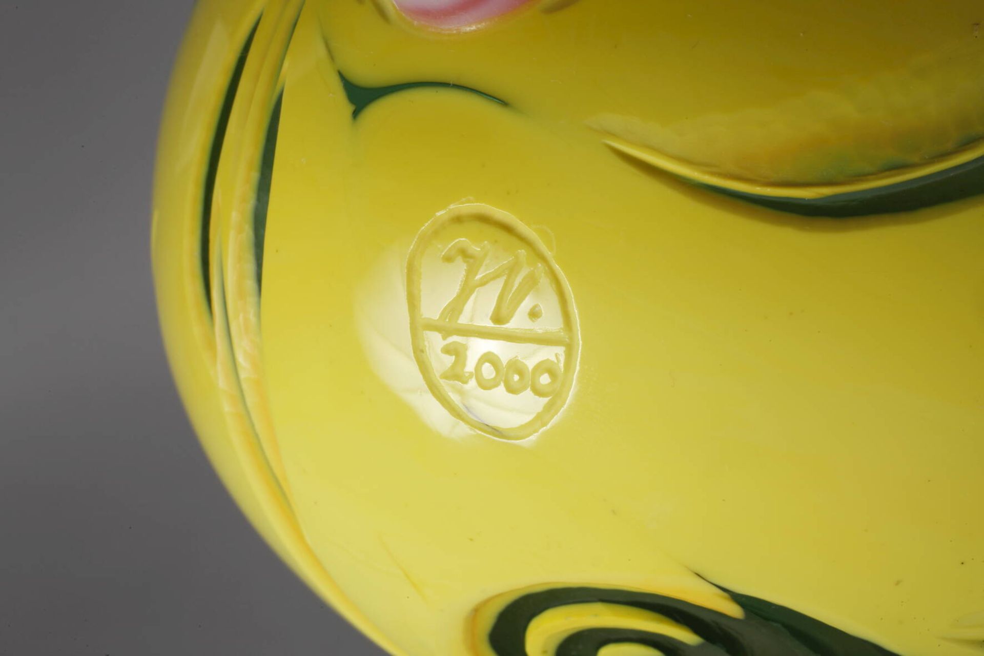 Vase Studioglasdatiert 2000, Herstellermonogramm JV., farbloses Glas, grün und gelb überfangen, - Bild 5 aus 5