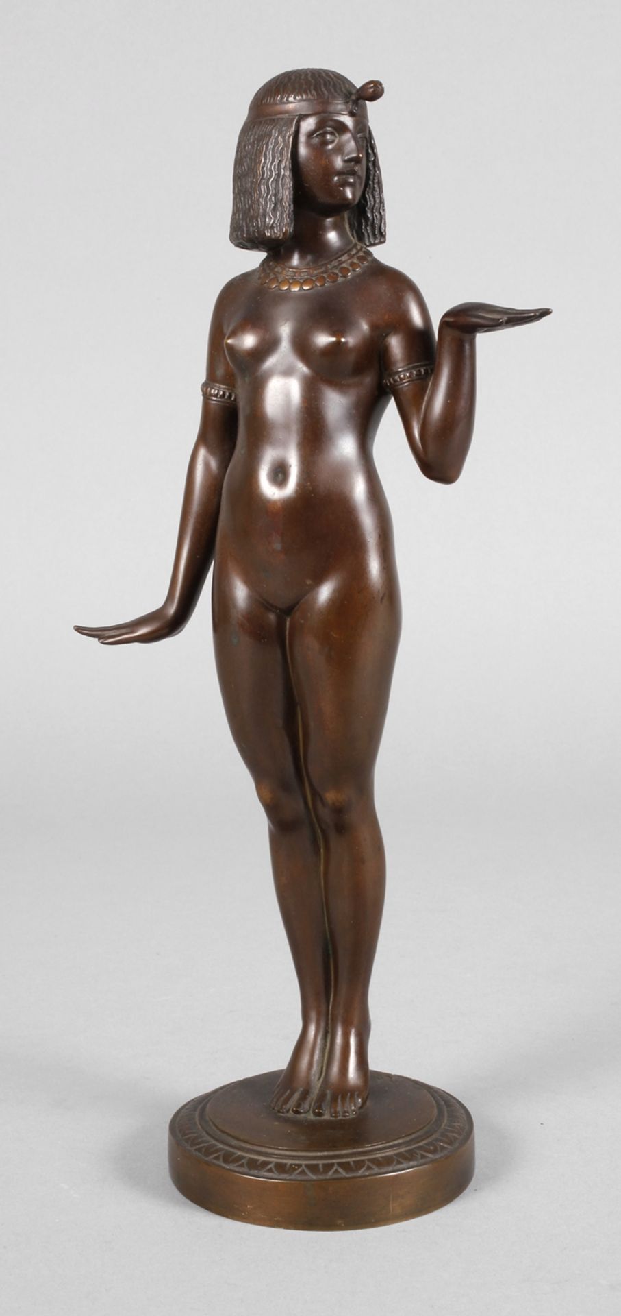 Aloïs Stehle, ägyptische Tänzerinum 1900, auf der Plinthe signiert, Bronze dunkelbraun patiniert,