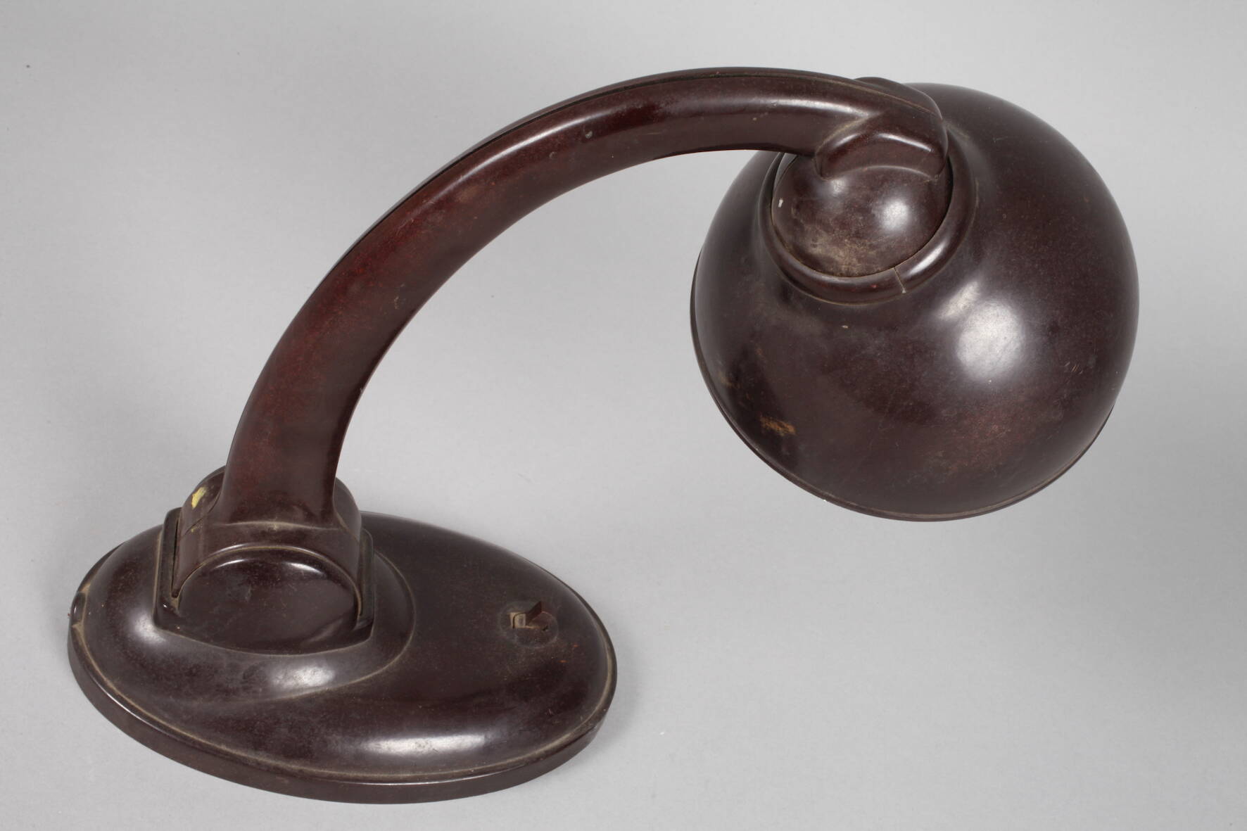 Schreibtischlampe1930er Jahre, gemarkt Pat. 42670, Gehäuse aus dunkelbraunem Bakelit, ovaler Fuß mit - Image 3 of 4
