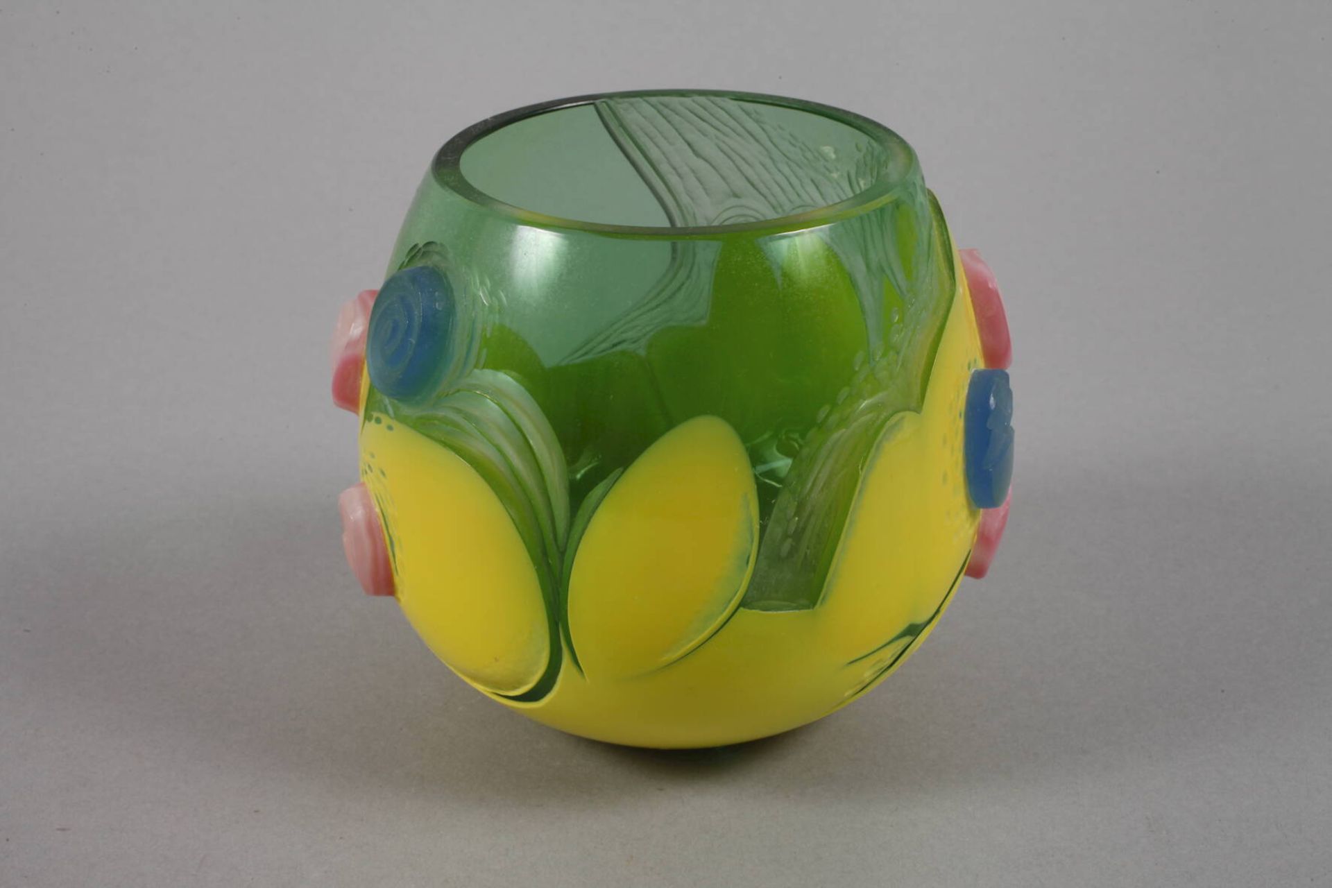 Vase Studioglasdatiert 2000, Herstellermonogramm JV., farbloses Glas, grün und gelb überfangen, - Bild 4 aus 5