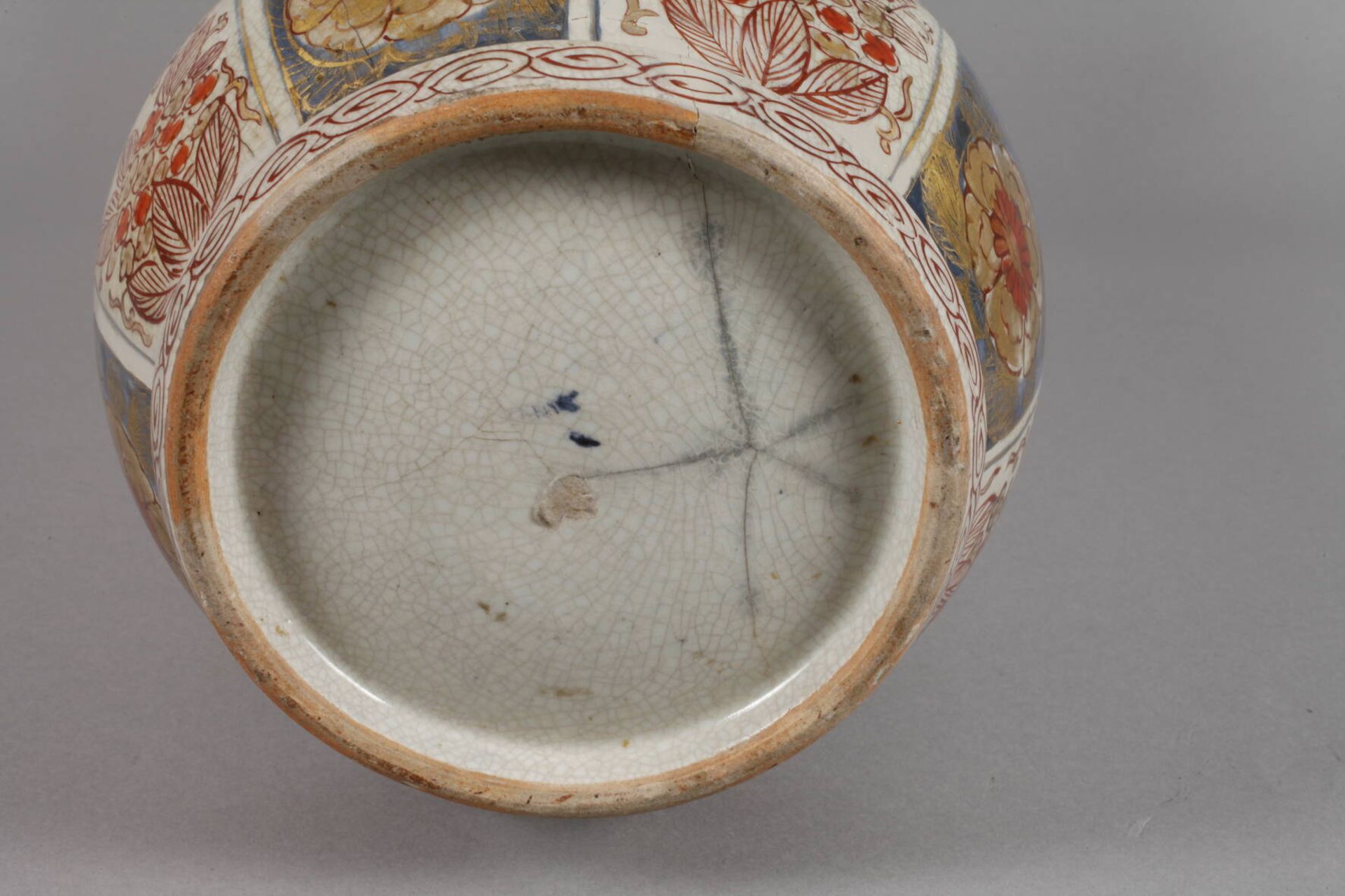 Bodenvase Imariwohl Japan, Edo-Zeit, ungemarkt, Feinsteinzeug in cremefarbener und kobaltblauer - Image 7 of 8