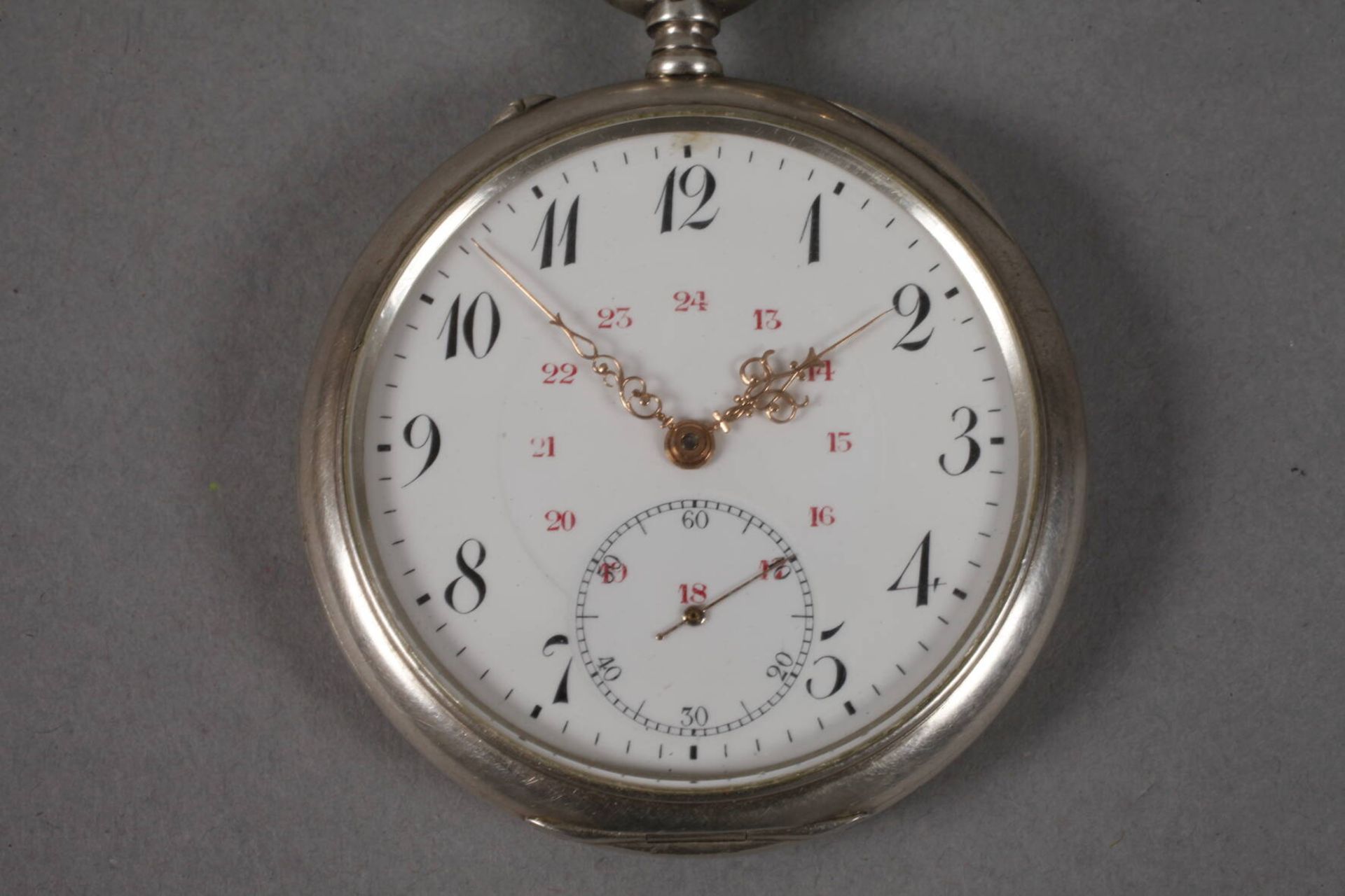 Taschenuhr IWCauf der Werkplatine gemarkt IWC Schaffhausen, um 1900, guillochiertes Silbergehäuse, - Image 2 of 5