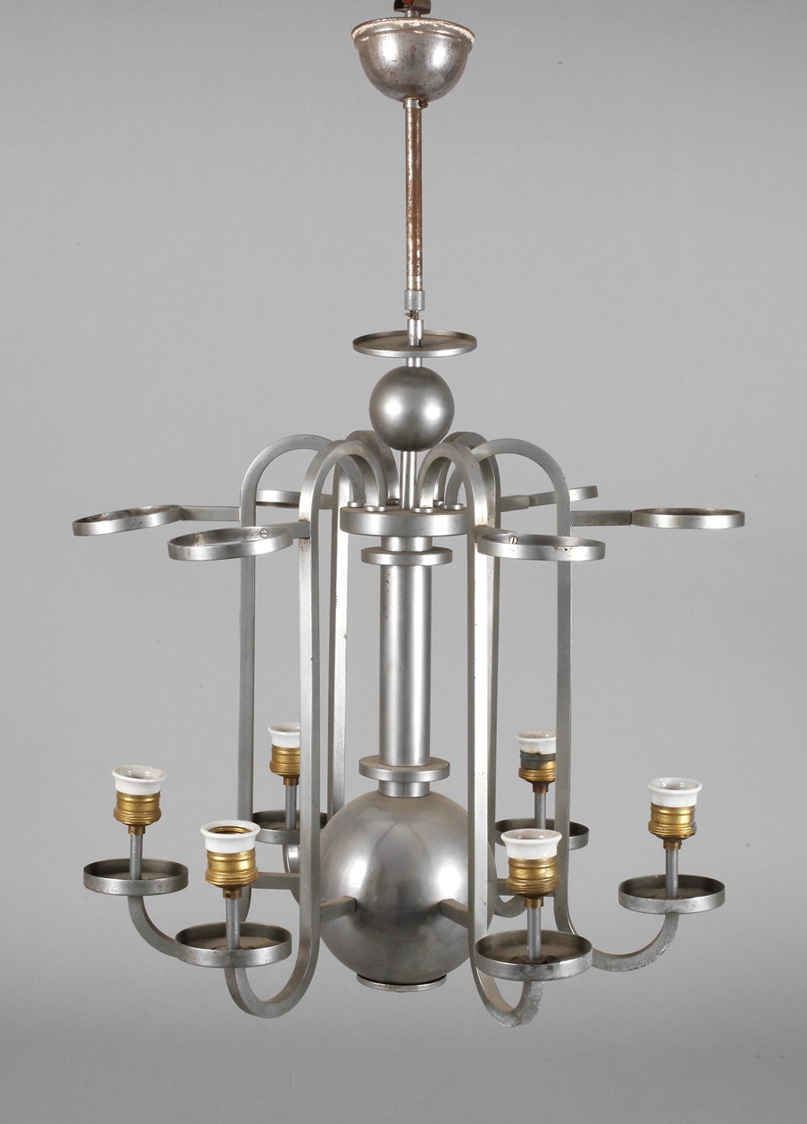 Deckenlampe Art déco1920er Jahre, vernickeltes Metallgehäuse, schlanker Mittelschaft mit kugeligem