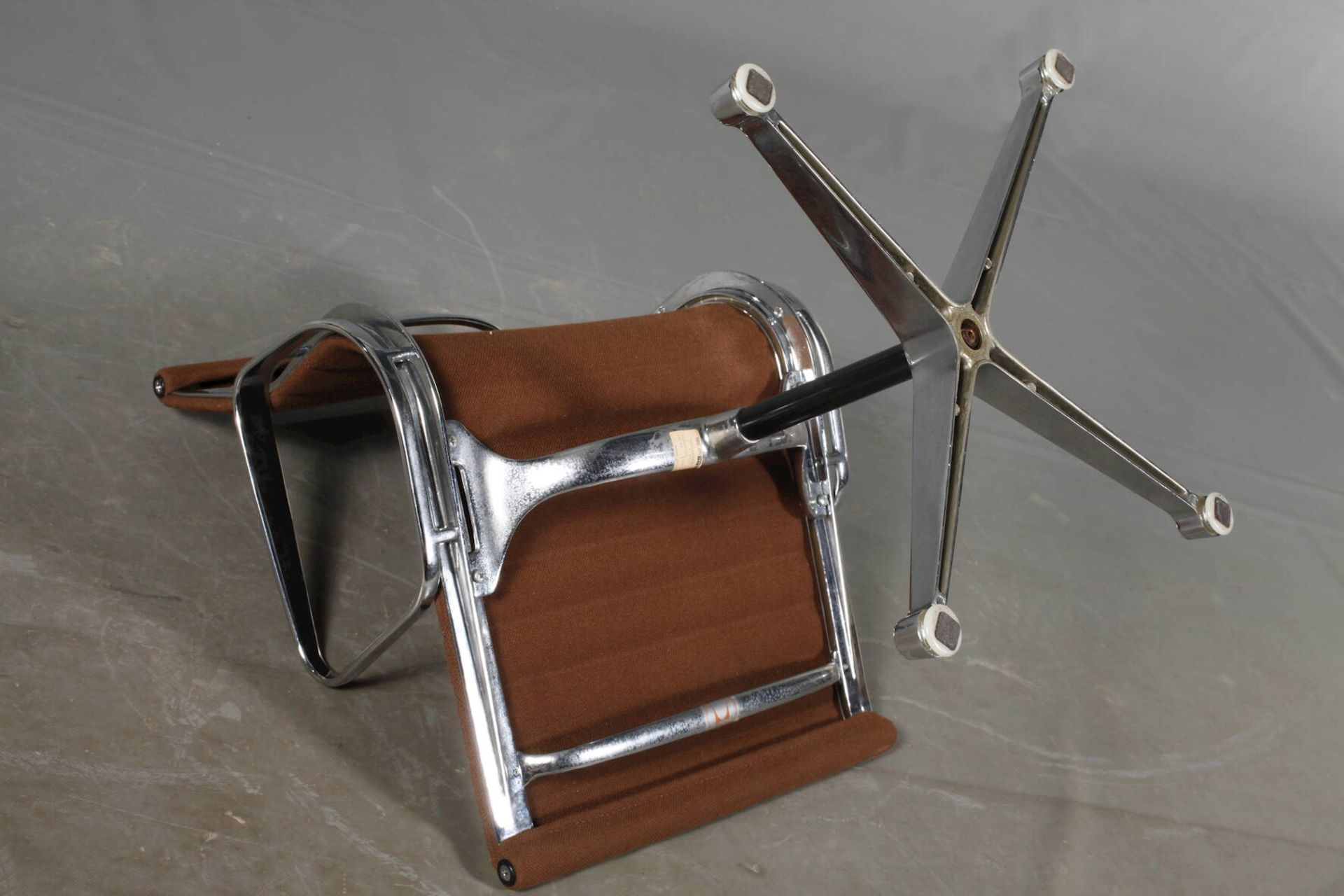 Vier Eames ChairsModell EA108 Alu, Entwurf Charles und Ray Eames, Ausführung Vitra für Hermann - Image 7 of 7