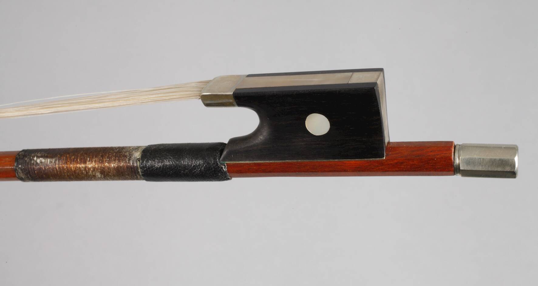 ViolinbogenMitte 20. Jh., gemarkt L. Echtner, polygonal facettierte Stange aus braunem Fernambukholz - Image 3 of 3