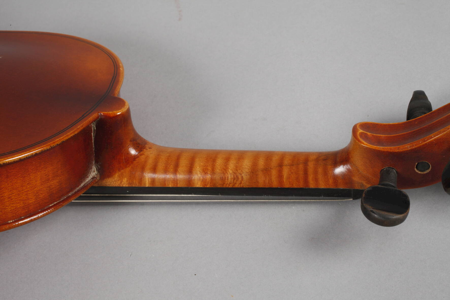 ViolineMitte 20. Jh., Modellzettel Antonius Stradivarius, ungeteilter, ungeflammter Boden in - Image 6 of 8