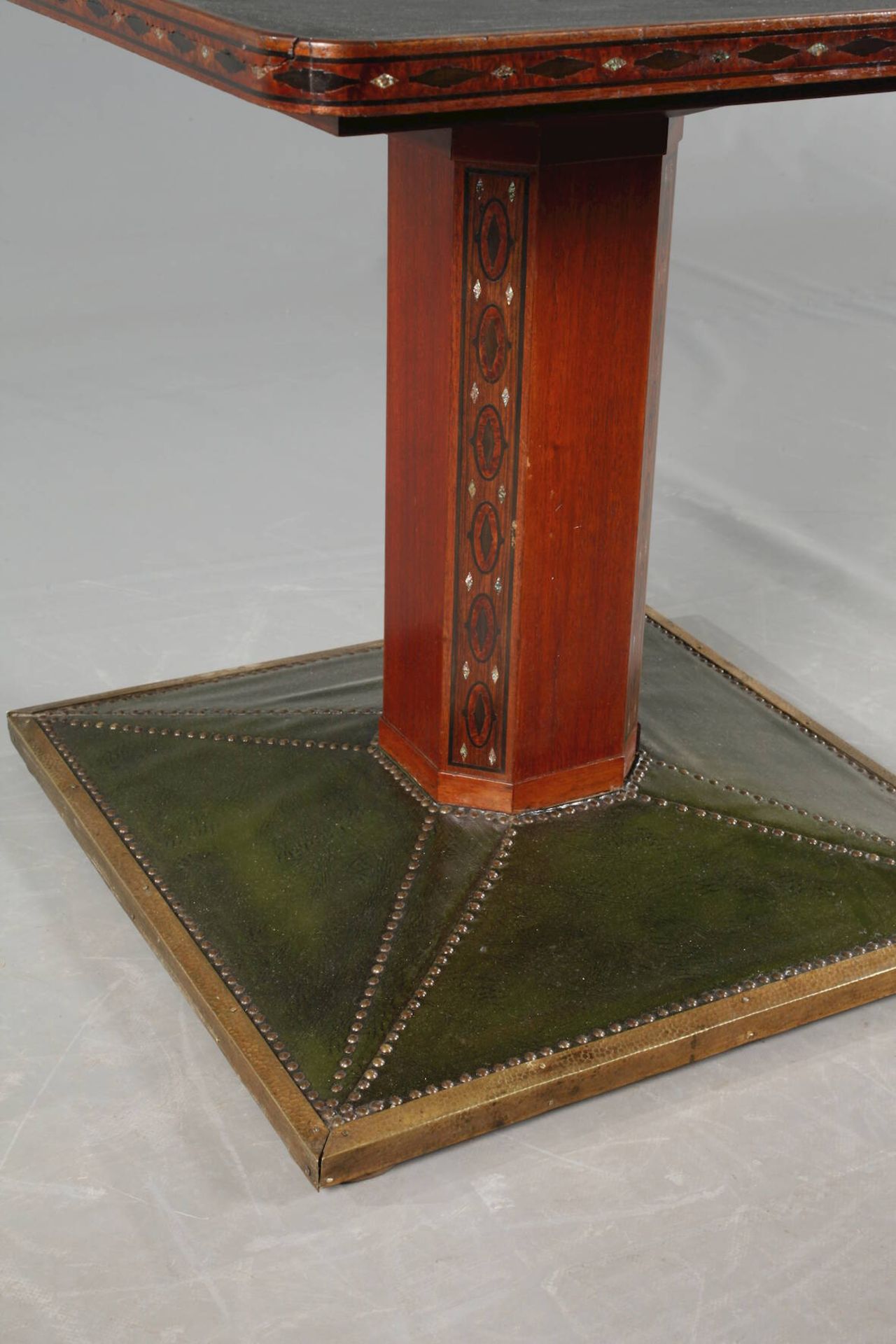 Rauchtisch Jugendstilum 1905, niedriges Tischchen auf quadratischem Fuß, Messingstoßleiste, grüne - Image 2 of 5