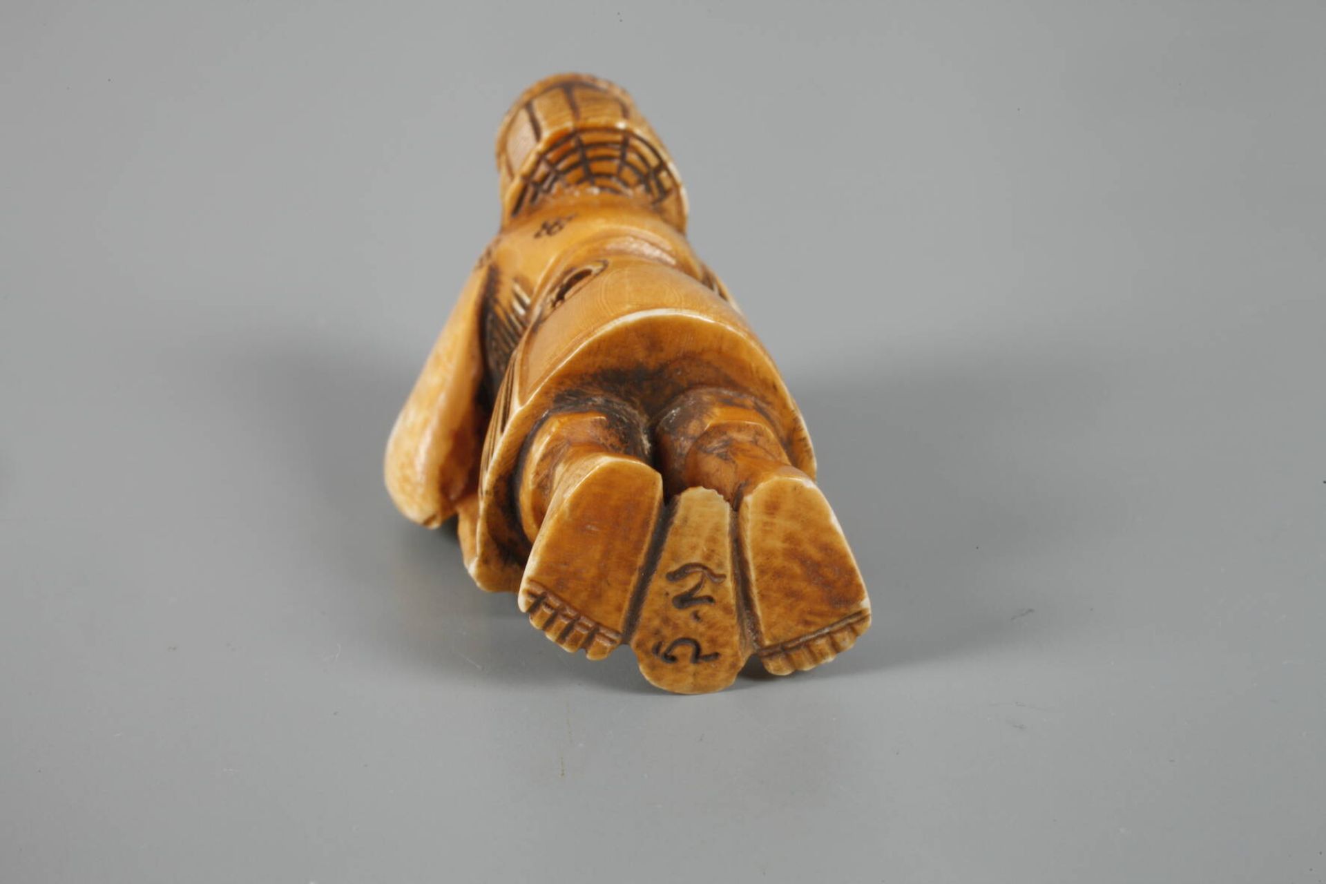 Netsuke19. Jh., signiert, Elfenbein beschnitzt, graviert und teils geschwärzt, vollplastisch - Image 4 of 4