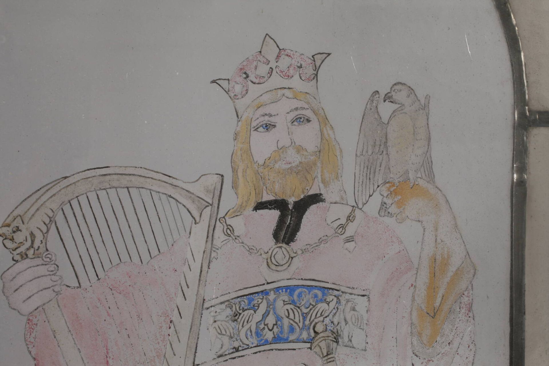 Paar Bleiglasfensterwohl Ende 19. Jh., emaillierte Darstellung eines Ritters und eines Königs mit - Bild 2 aus 5