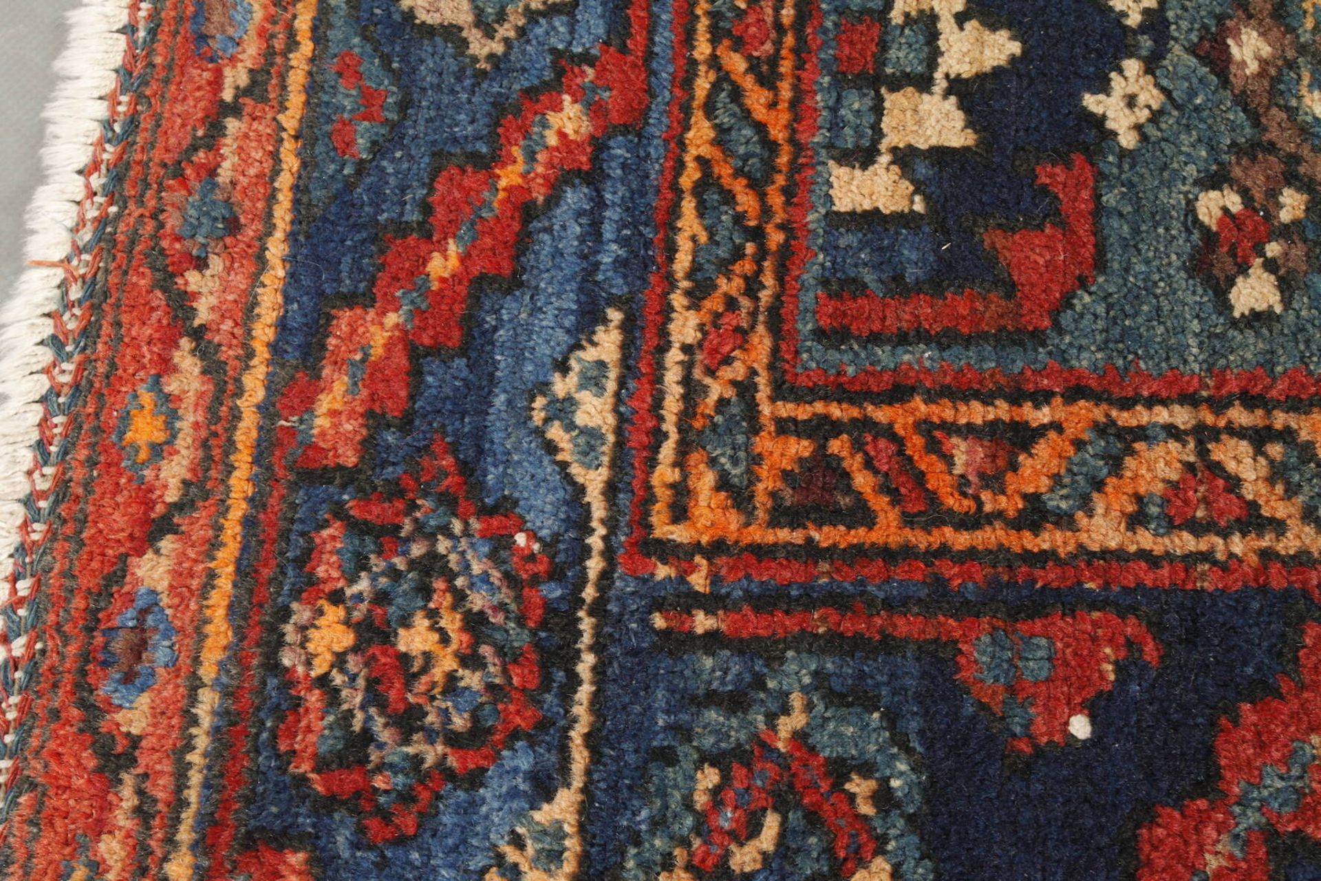 Teppich1. Hälfte 20. Jh., in dunklem Kolorit gestaltet mit geometrischem sowie stilisiert floralem - Image 2 of 3