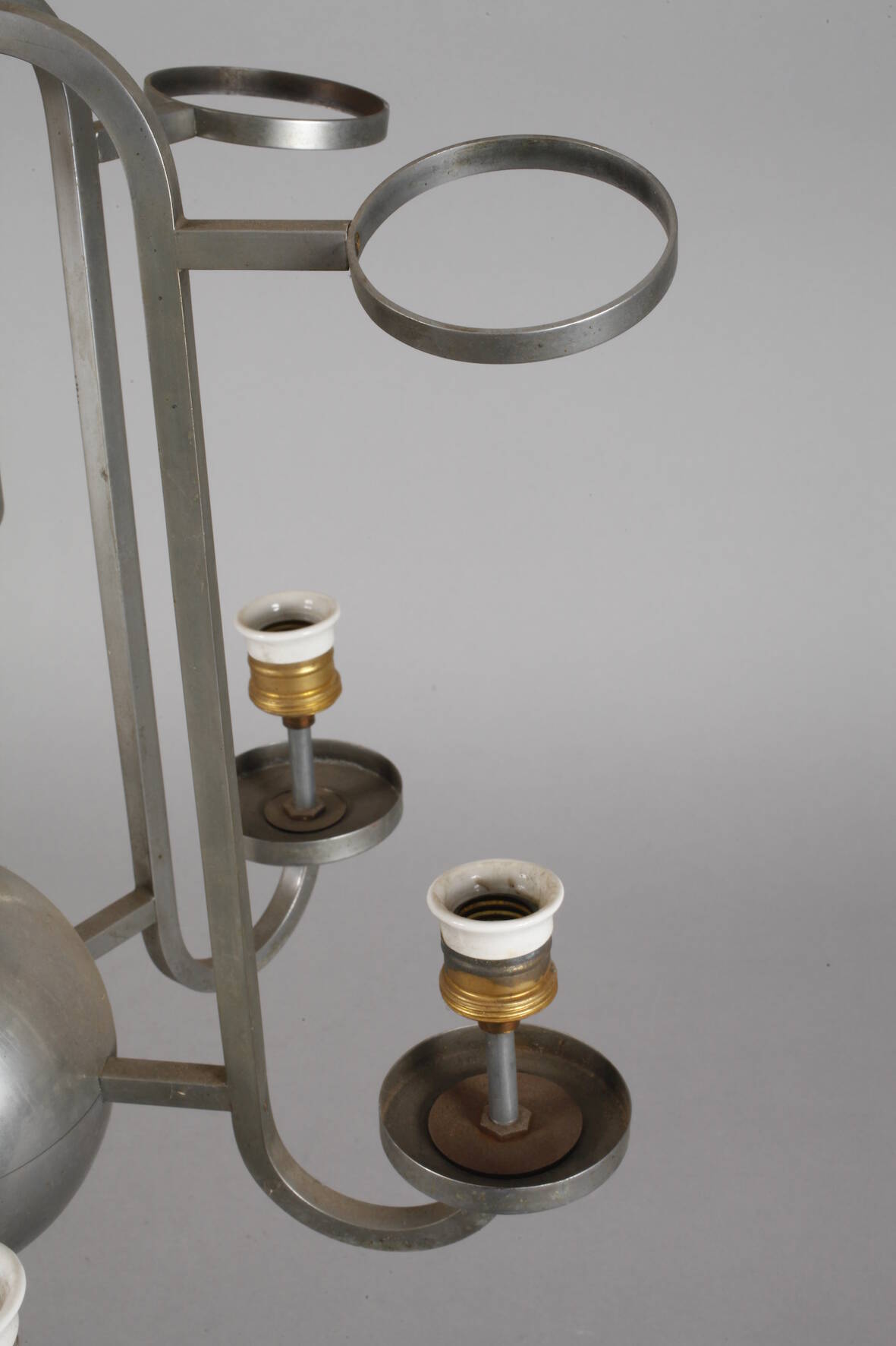 Deckenlampe Art déco1920er Jahre, vernickeltes Metallgehäuse, schlanker Mittelschaft mit kugeligem - Image 3 of 3