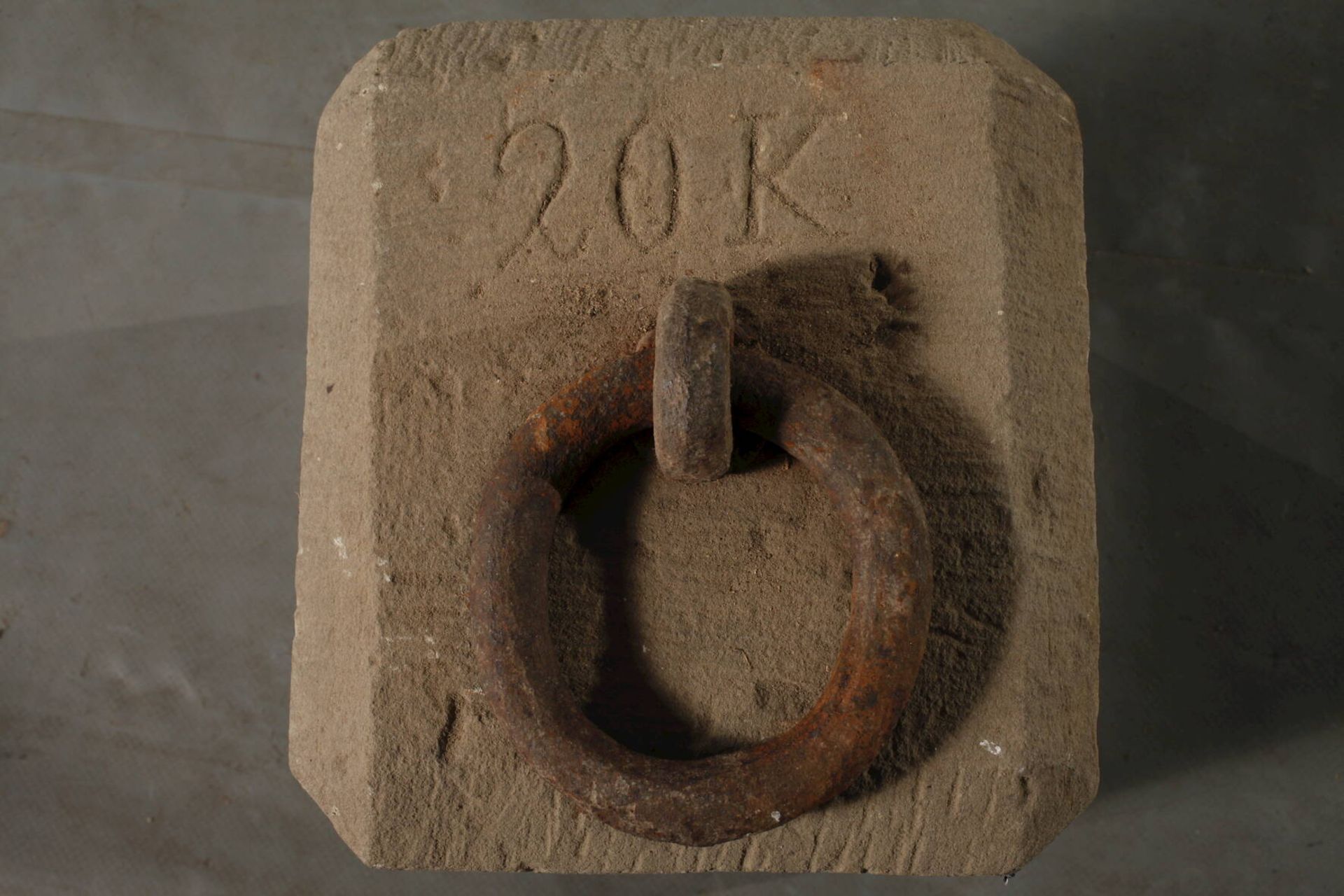 Steingewicht19. Jh., Sandstein, 20 kg gemarkt, eisernes Kettenglied, normale Alters- und - Bild 2 aus 3