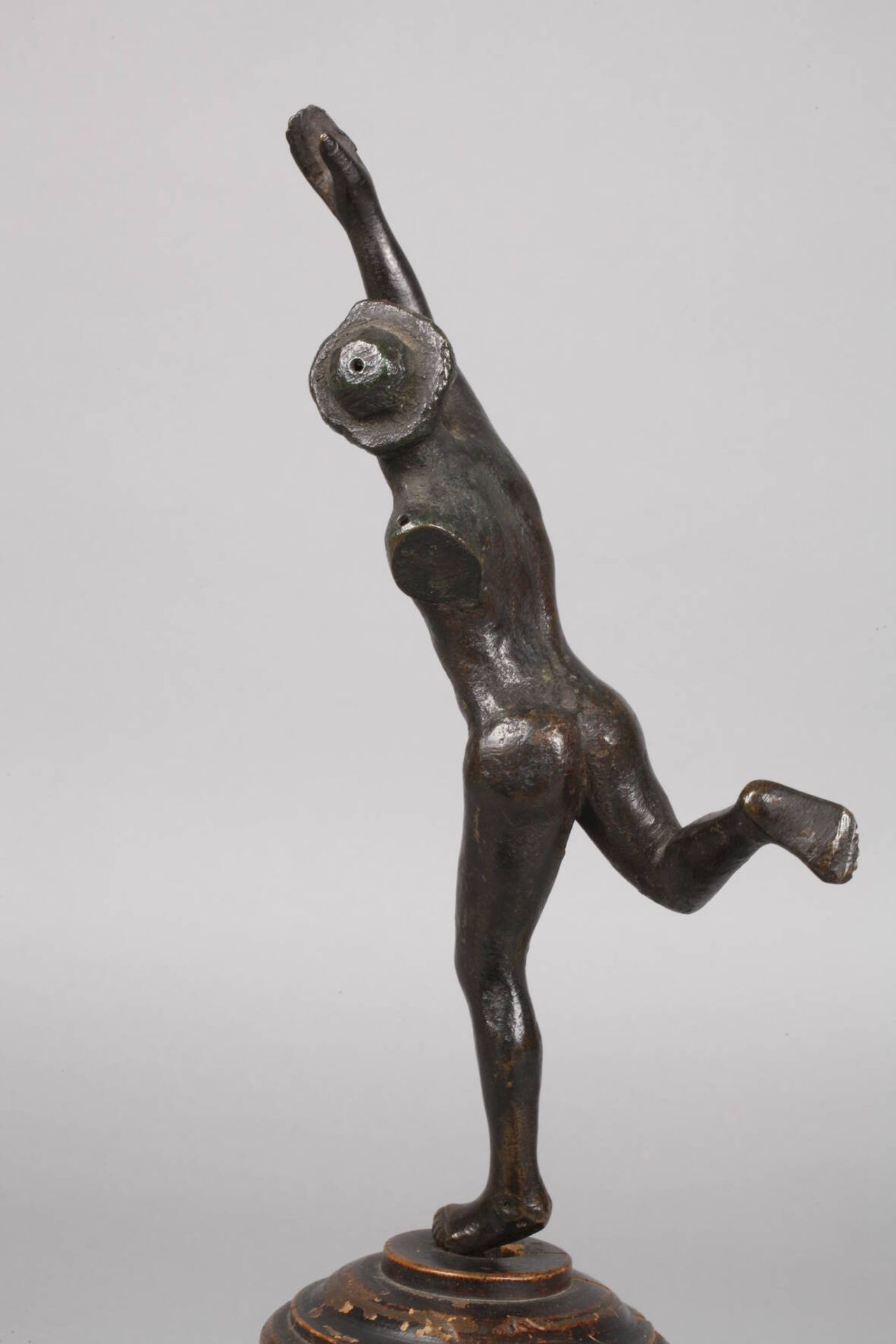 Hermes 17./18. Jh.unsigniert, Bronze dunkel patiniert, laufender Hermes als Akt, ein Arm fehlt - Bild 4 aus 6