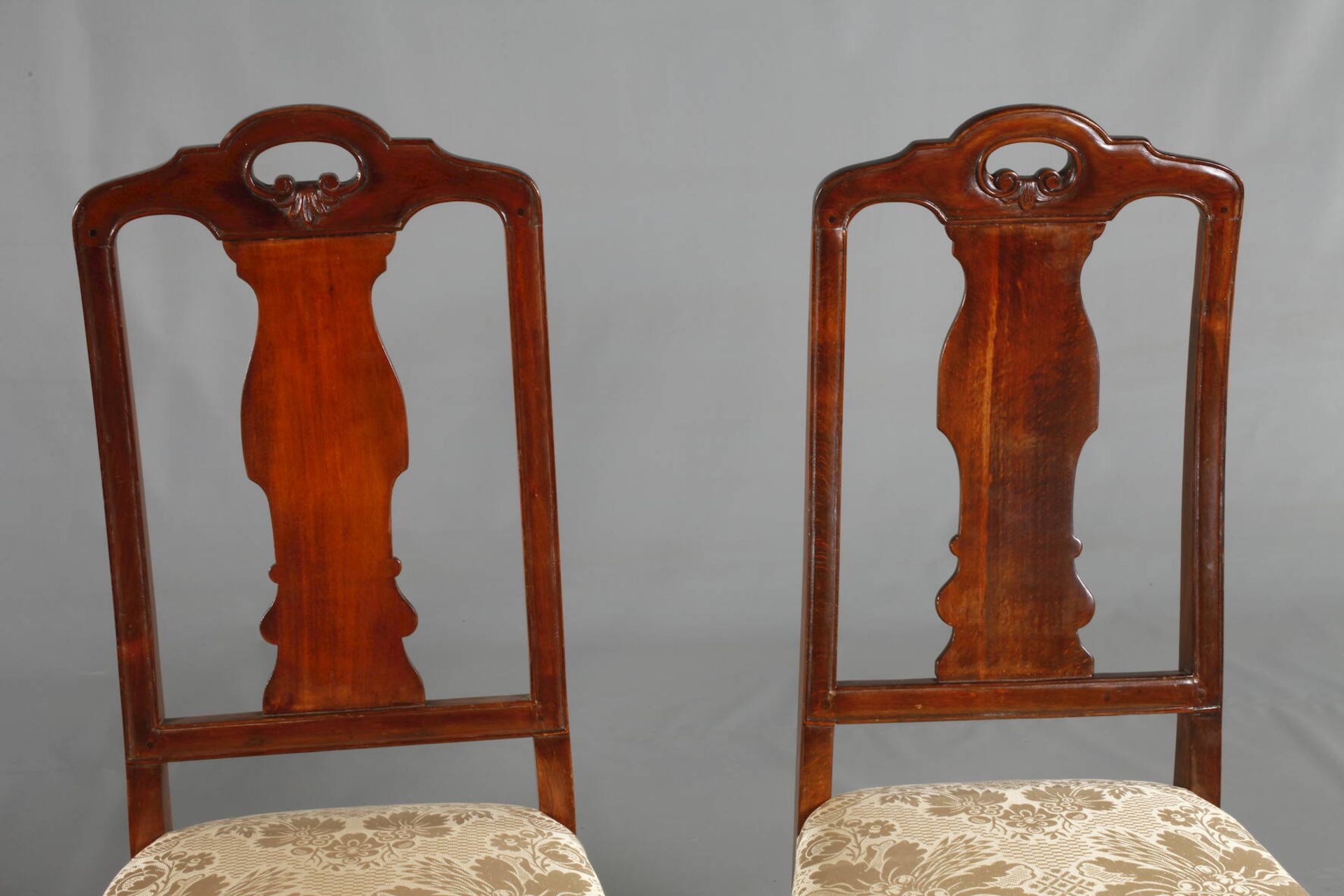 Vier Stühle im BarockstilBuche massiv, auf Mahagoni gebeizt, 18./20. Jh., alle Verbindungen mit - Image 3 of 6