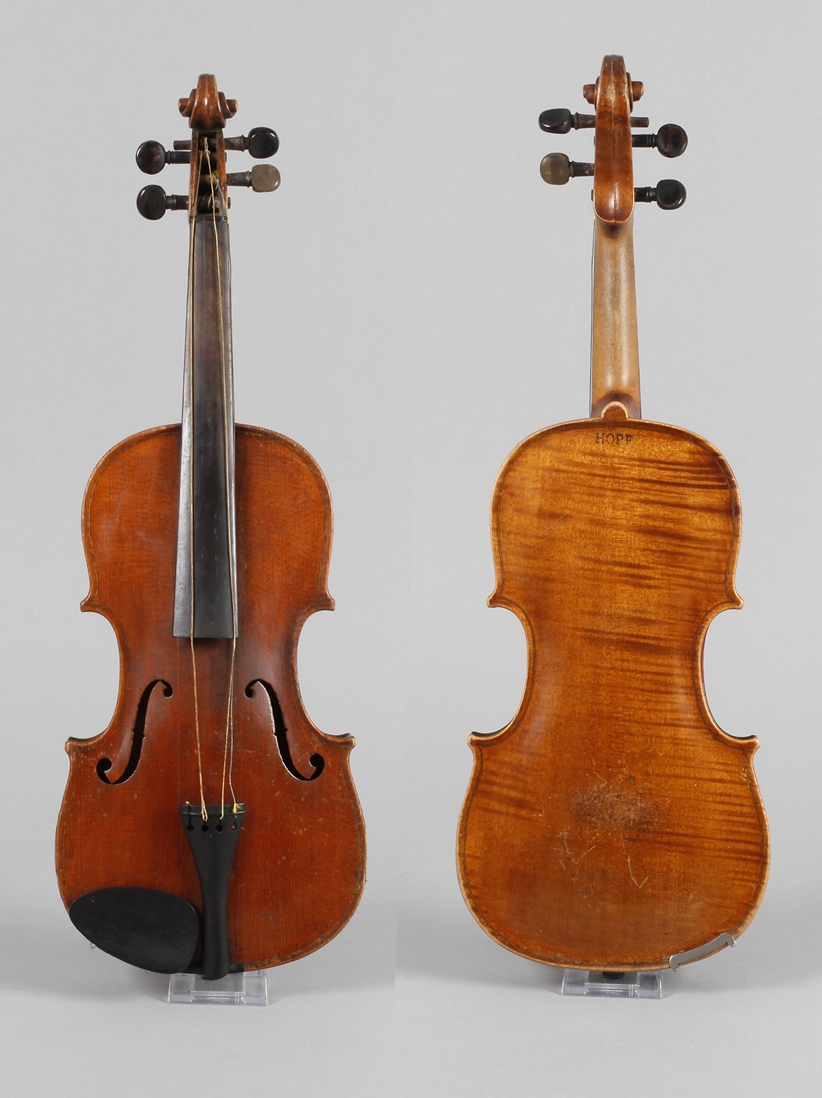 Violine im EtuiAnfang 20. Jh., ohne Zettel, am Boden Brandstempel Hopf, dieser ungeteilt und schwach