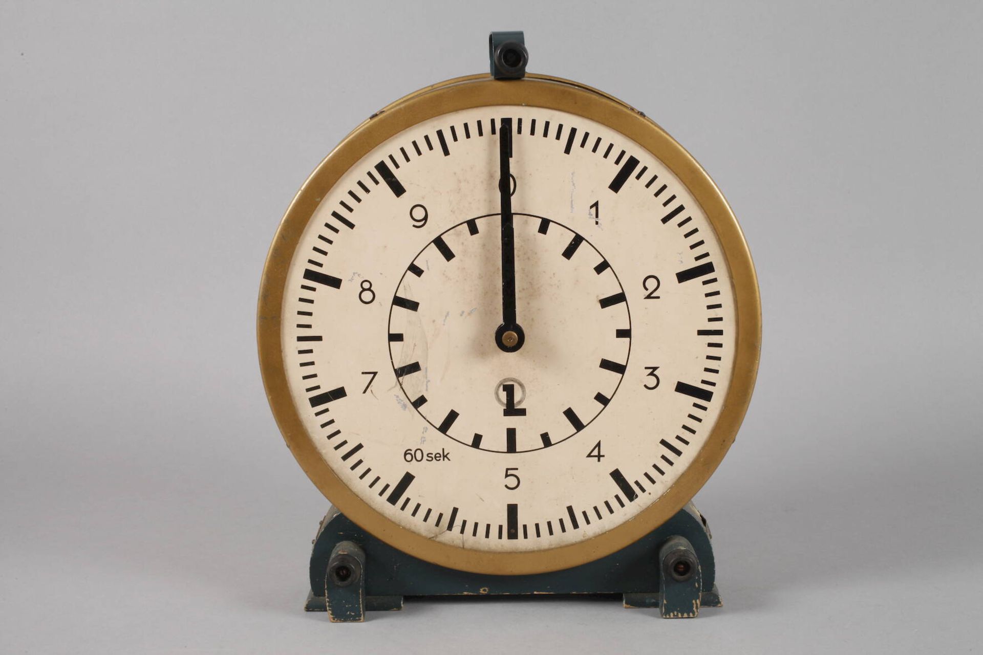 Große StoppuhrDeutsch, um 1950, für Sportbetriebe, elektrisch betriebene Uhr mit Anschluss für 220 - Image 2 of 3