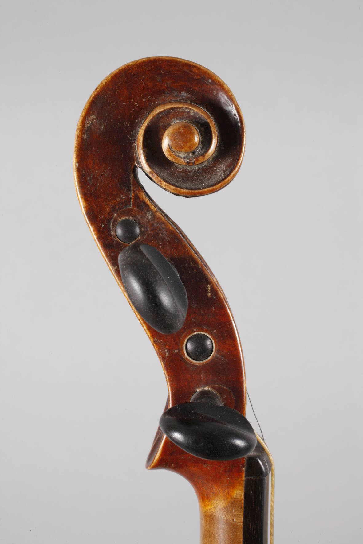 Violine im Etuiauf Klebezettel bezeichnet Pfretschner & Comp. in Neukirchen 1865, geteilter, - Image 4 of 9