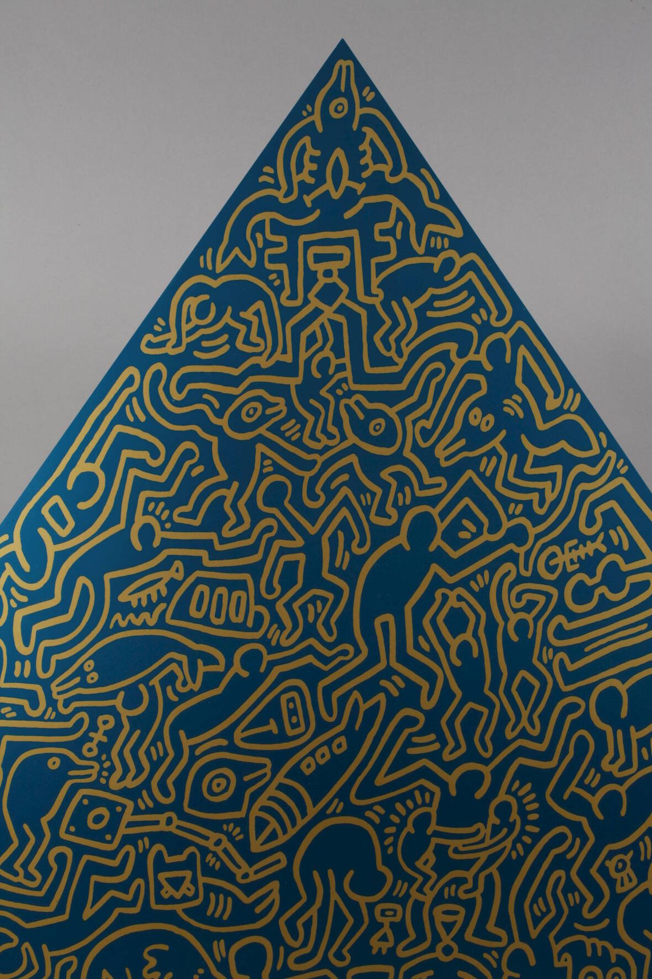 Keith Haring, “Pyramid”dreieckige Aluminiumplatte, vollflächig mit für den Künstler typischen - Bild 4 aus 6