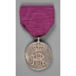 Silberne Verdienstmedaille Reuß1885-1918, an violettem Band, Tragespuren, G ca. 16,5 g.