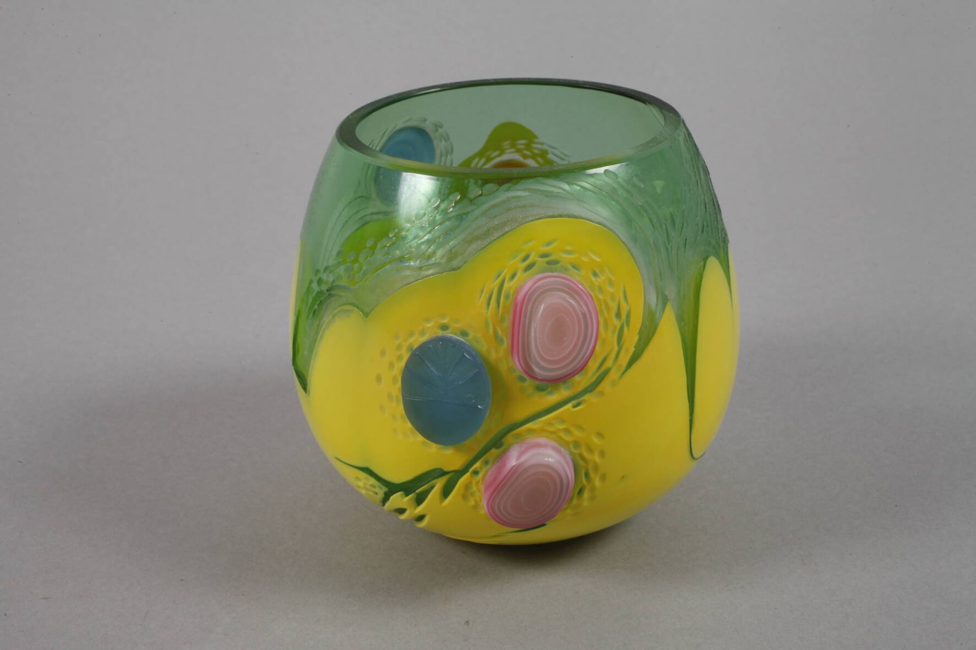 Vase Studioglasdatiert 2000, Herstellermonogramm JV., farbloses Glas, grün und gelb überfangen, - Bild 2 aus 5
