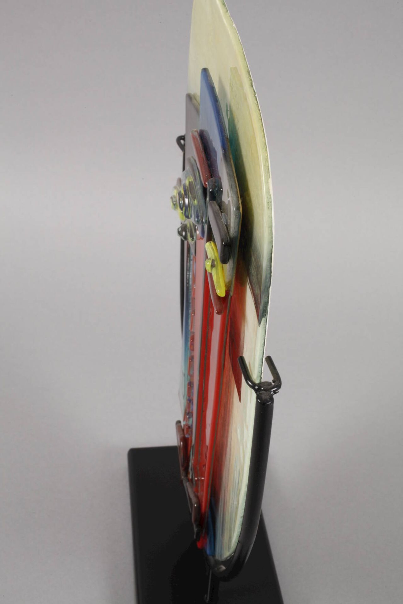 Moderne Skulptur1970er Jahre, geschwärztes Metallgestell mit eingesetzter Scheibe aus Farbglas, - Image 4 of 4
