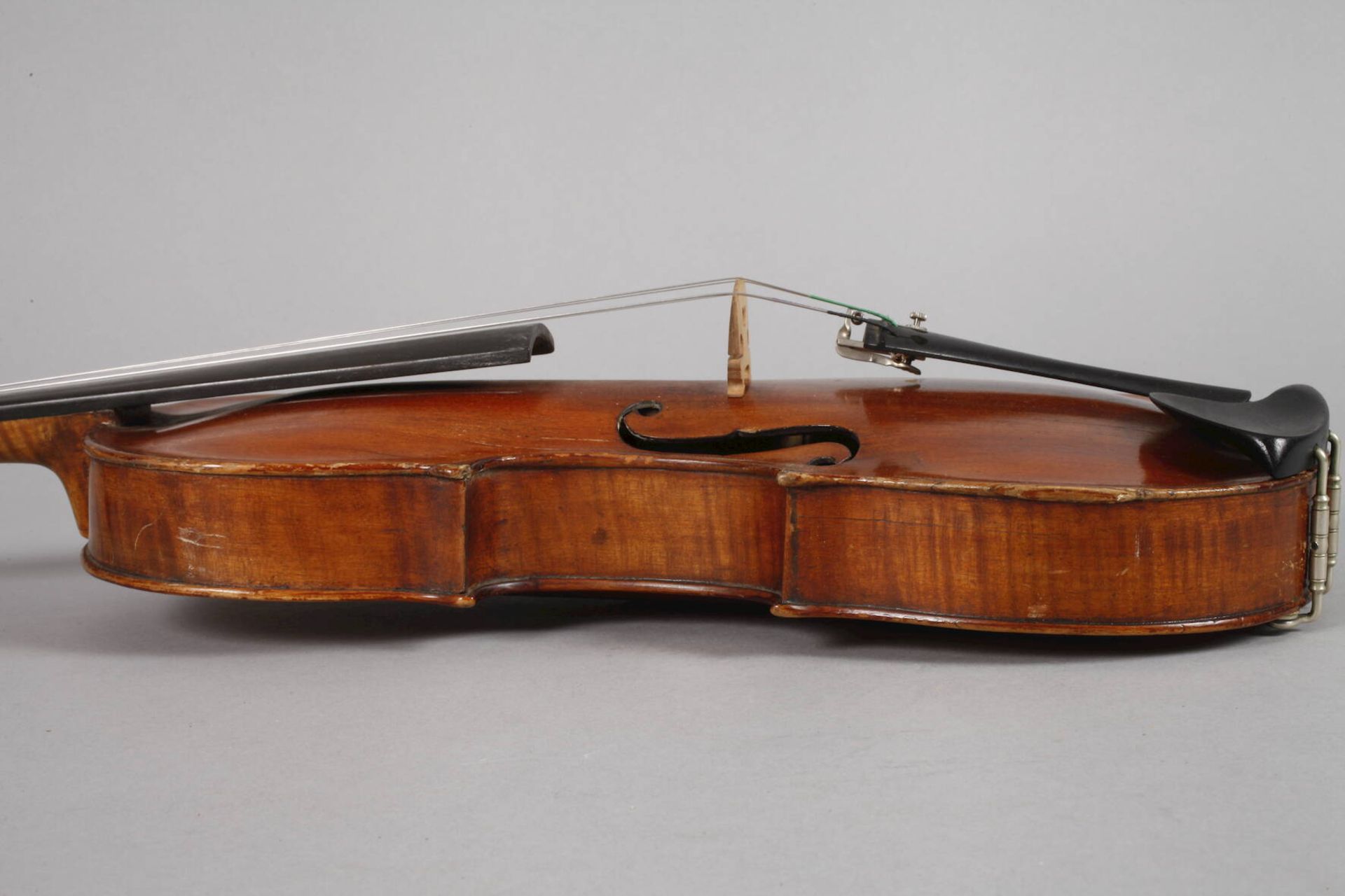 Violine19. Jh., innen auf Klebezettel bez. Joh. Hacker Instrumentenbaumeister, geteilter, schwach - Image 5 of 8