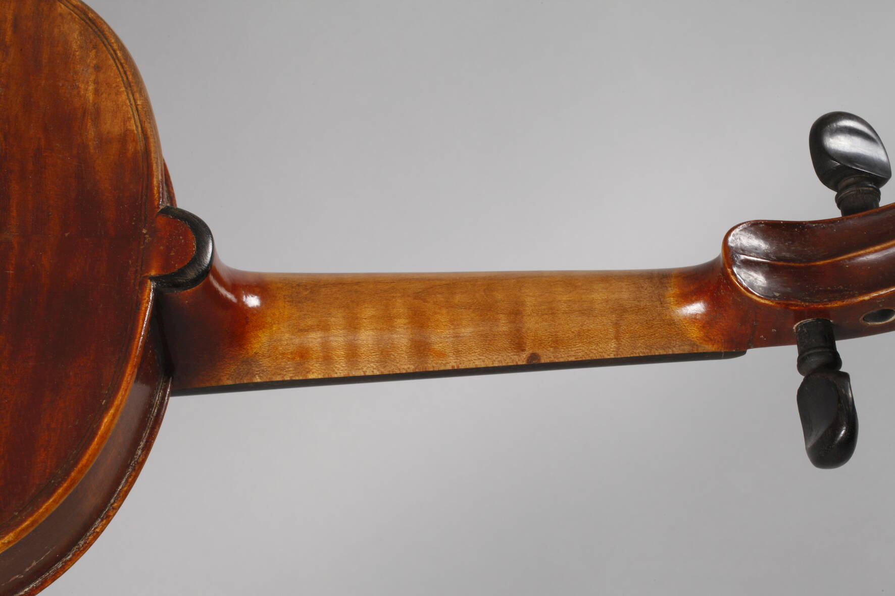 Violine im Etuiauf Klebezettel bezeichnet Pfretschner & Comp. in Neukirchen 1865, geteilter, - Image 6 of 9