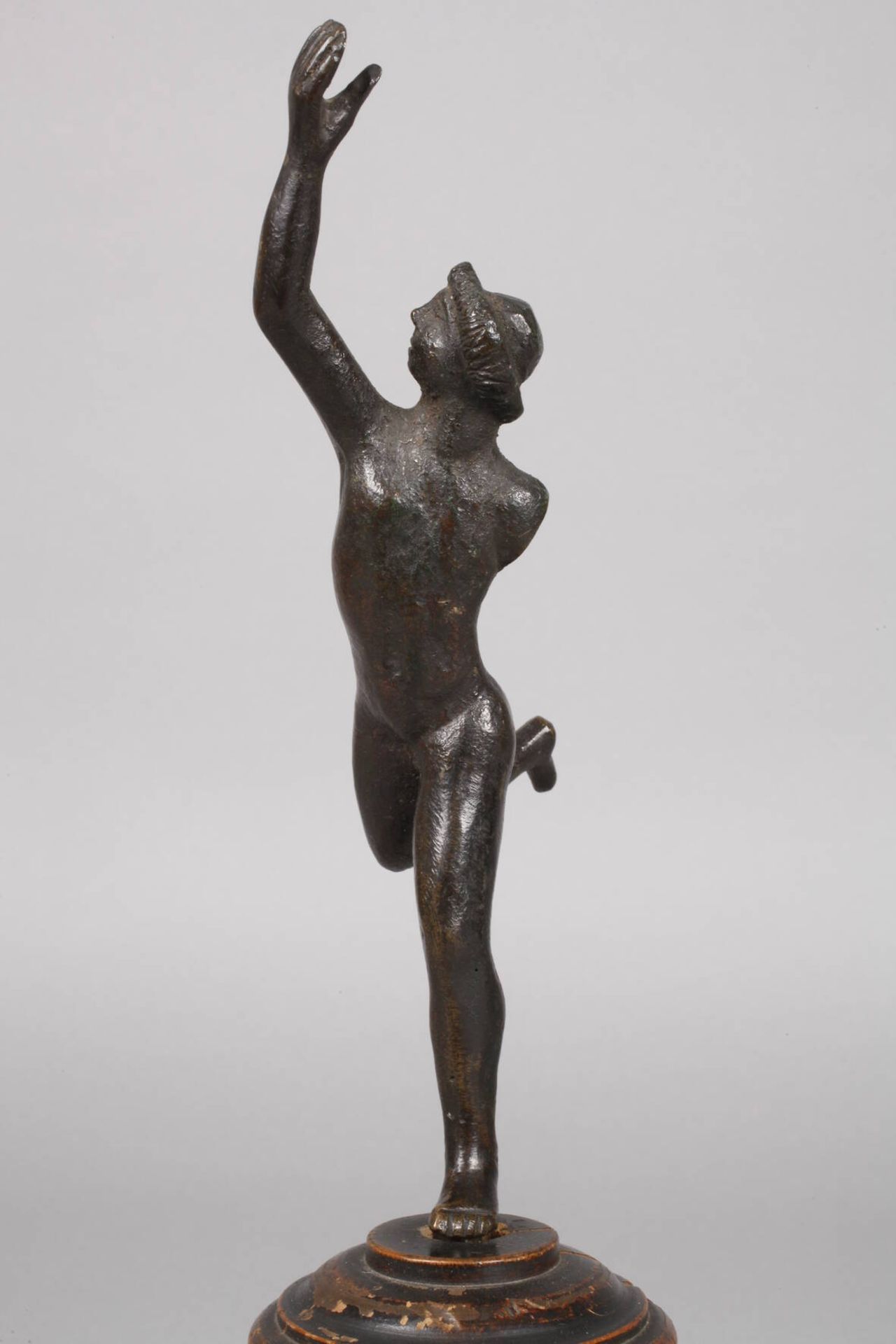 Hermes 17./18. Jh.unsigniert, Bronze dunkel patiniert, laufender Hermes als Akt, ein Arm fehlt - Bild 3 aus 6