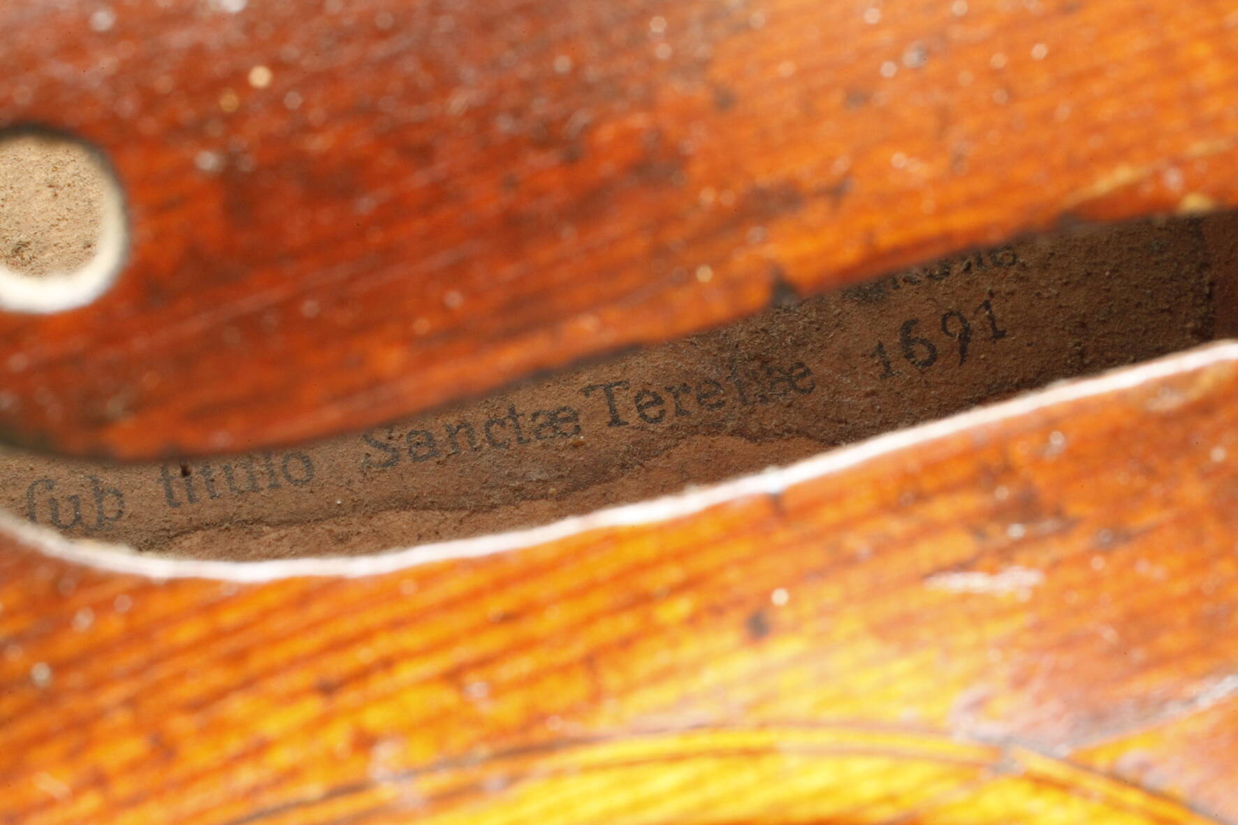 Violine im Etuiwohl um 1800, innen auf Modellzettel bezeichnet Andreas Guanerius fecit Cremone 1691, - Image 7 of 9