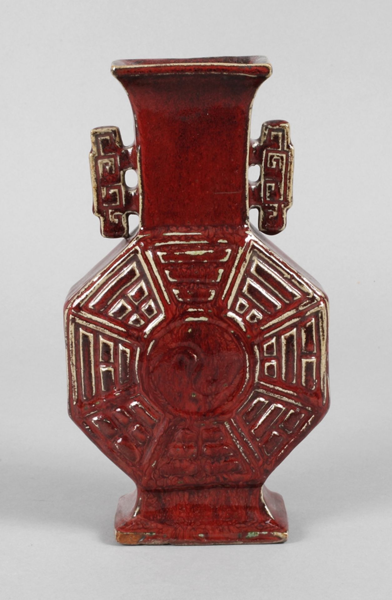 Vase Chinaum 1900, ungemarkt, bräunlicher Scherben in ochsenblutfarbener Laufglasur, flacher