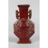 Vase Chinaum 1900, ungemarkt, bräunlicher Scherben in ochsenblutfarbener Laufglasur, flacher