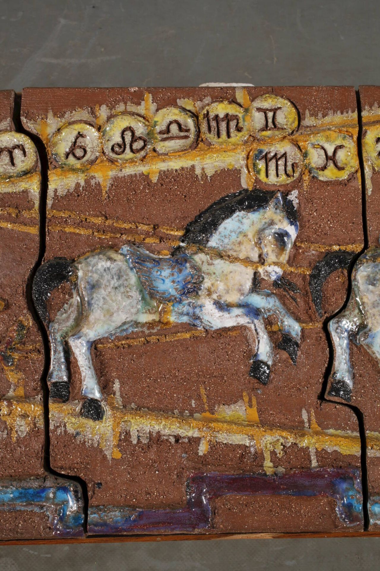Wandrelief TerrakottaMitte 20. Jh., aus drei Fliesen zusammengesetzt, reliefiertes Motiv mit - Bild 4 aus 5