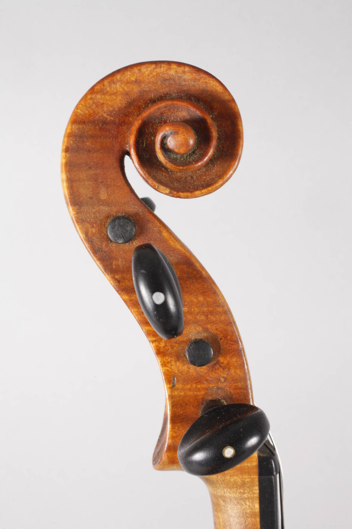 Violine im Etuiwohl um 1800, innen auf Modellzettel bezeichnet Andreas Guanerius fecit Cremone 1691, - Image 4 of 9