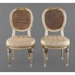 Paar klassizistische Stühlewohl Ende 18. Jh., Buche massiv, weiß gefasst, partiell vergoldet,