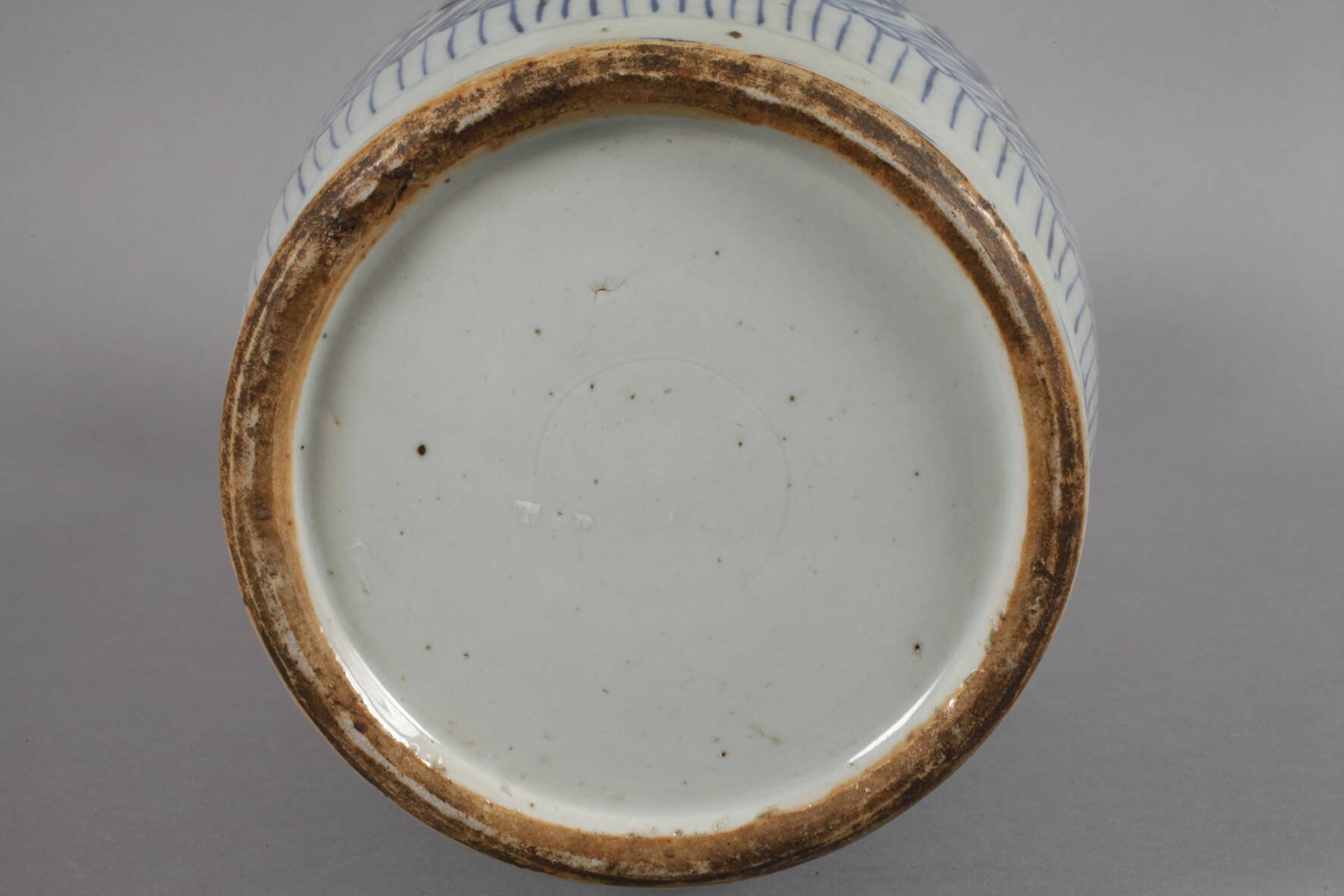 Vase ChinaEnde 19. Jh., ungemarkt, Weißporzellan in kobaltblauer Unterglasurmalerei, leicht - Bild 4 aus 6