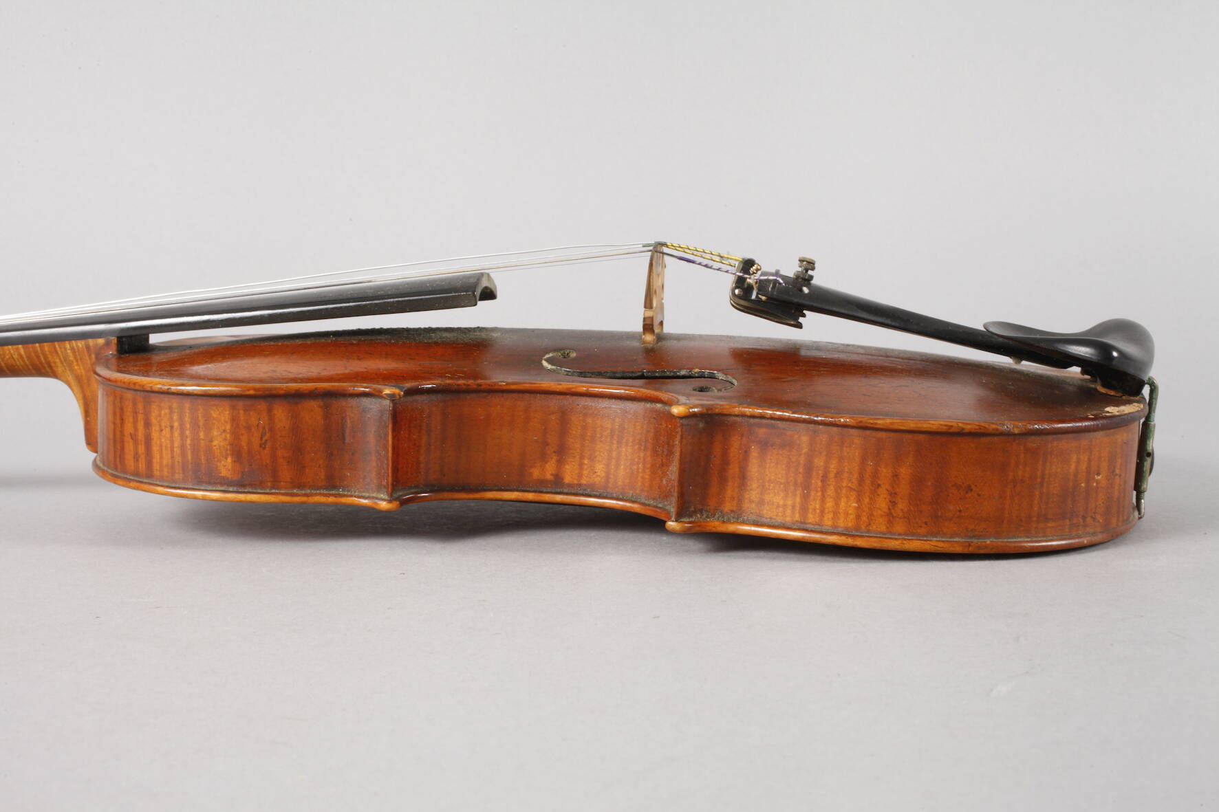 Violine im Etuiwohl um 1800, innen auf Modellzettel bezeichnet Andreas Guanerius fecit Cremone 1691, - Image 5 of 9