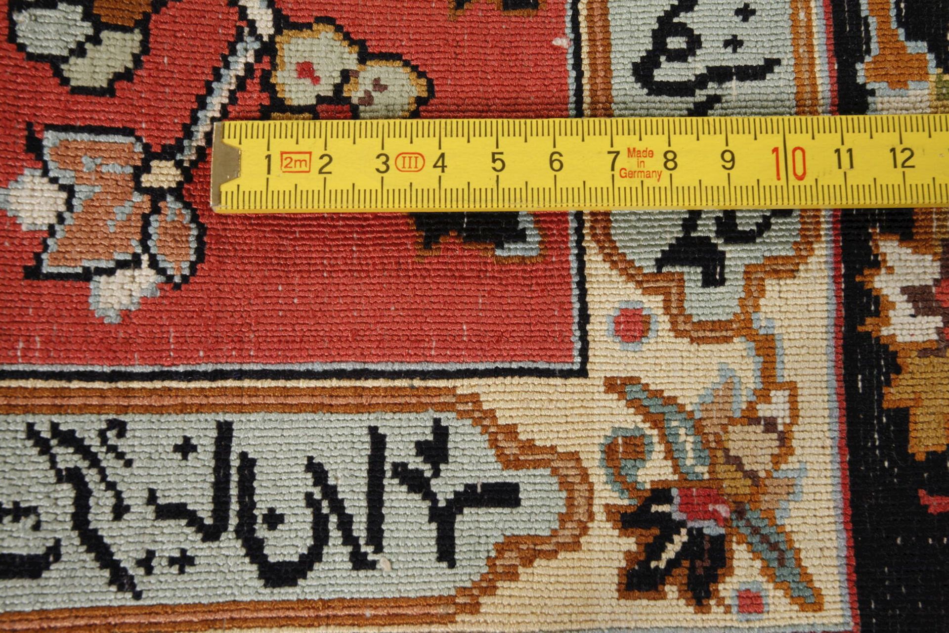 Bildteppich2. Hälfte 20. Jh., feiner Seidenteppich mit zentralem Motiv des sich windenden - Image 4 of 4