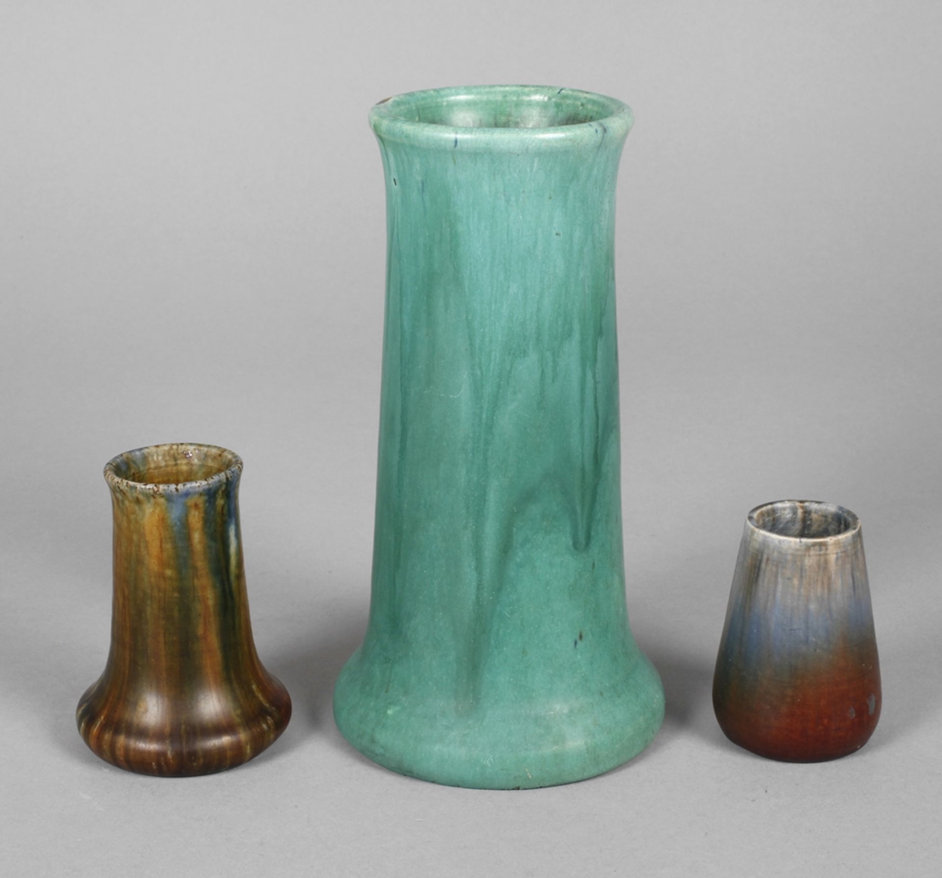 Drei Vasen Mutz Altonaum 1910, eine Vase gestempelt mit Modellnr. 1337, cremefarbenes