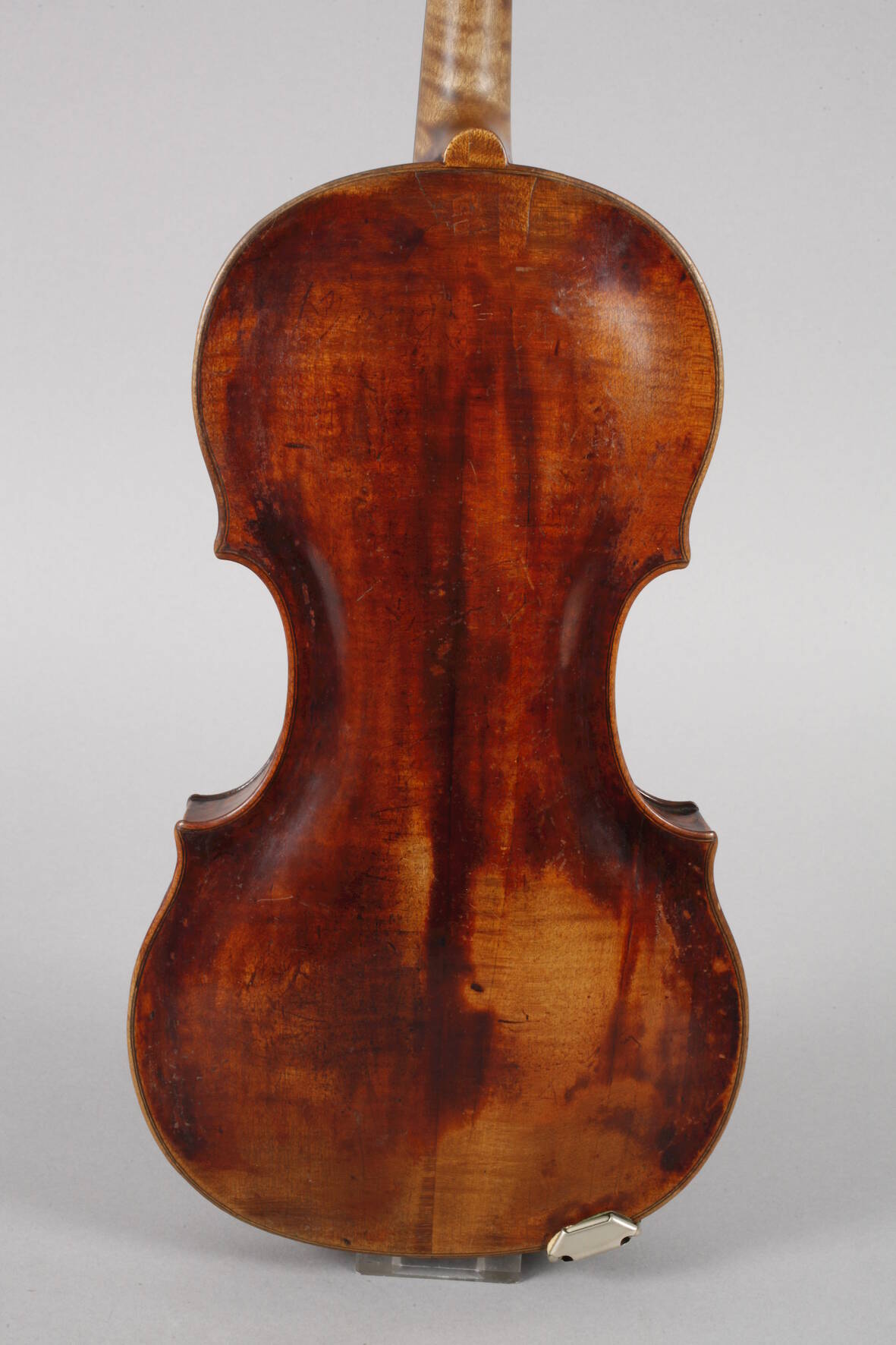 Violine im Etuiwohl 18. Jh., ohne Zettel, geteilter, kaum geflammter Boden in mittelbraunem Lack, - Image 3 of 7