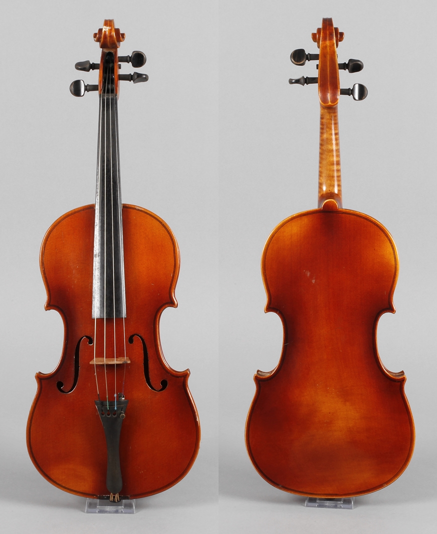 ViolineMitte 20. Jh., Modellzettel Antonius Stradivarius, ungeteilter, ungeflammter Boden in