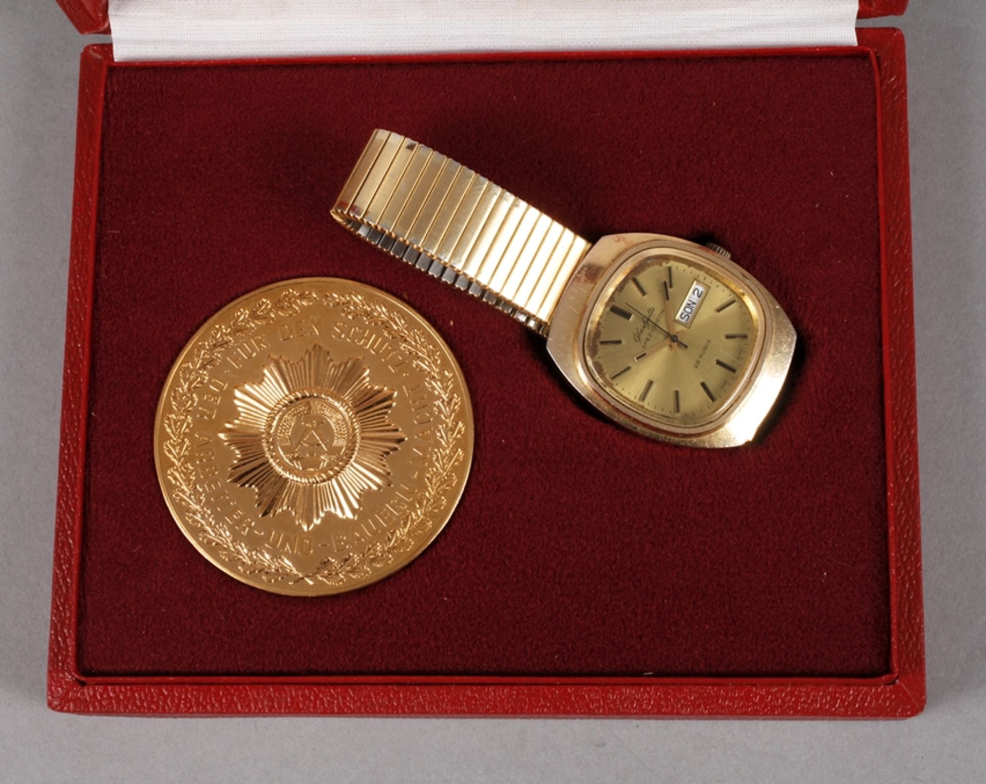 Armbanduhr Glashüttefür 30-jährige Dienstzeit bei den Organen des Ministeriums des Inneren, 1970er