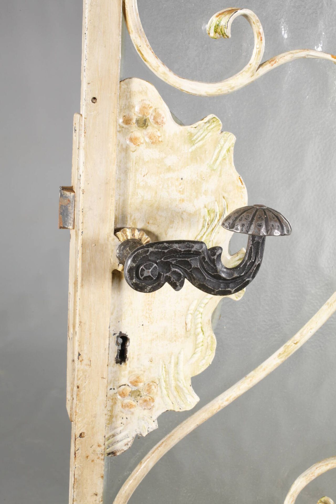 Tür SchmiedeeisenMitte 20. Jh., zweiflügelig mit Rundbogen, farbig gefasst, partiell vergoldet, - Bild 2 aus 4
