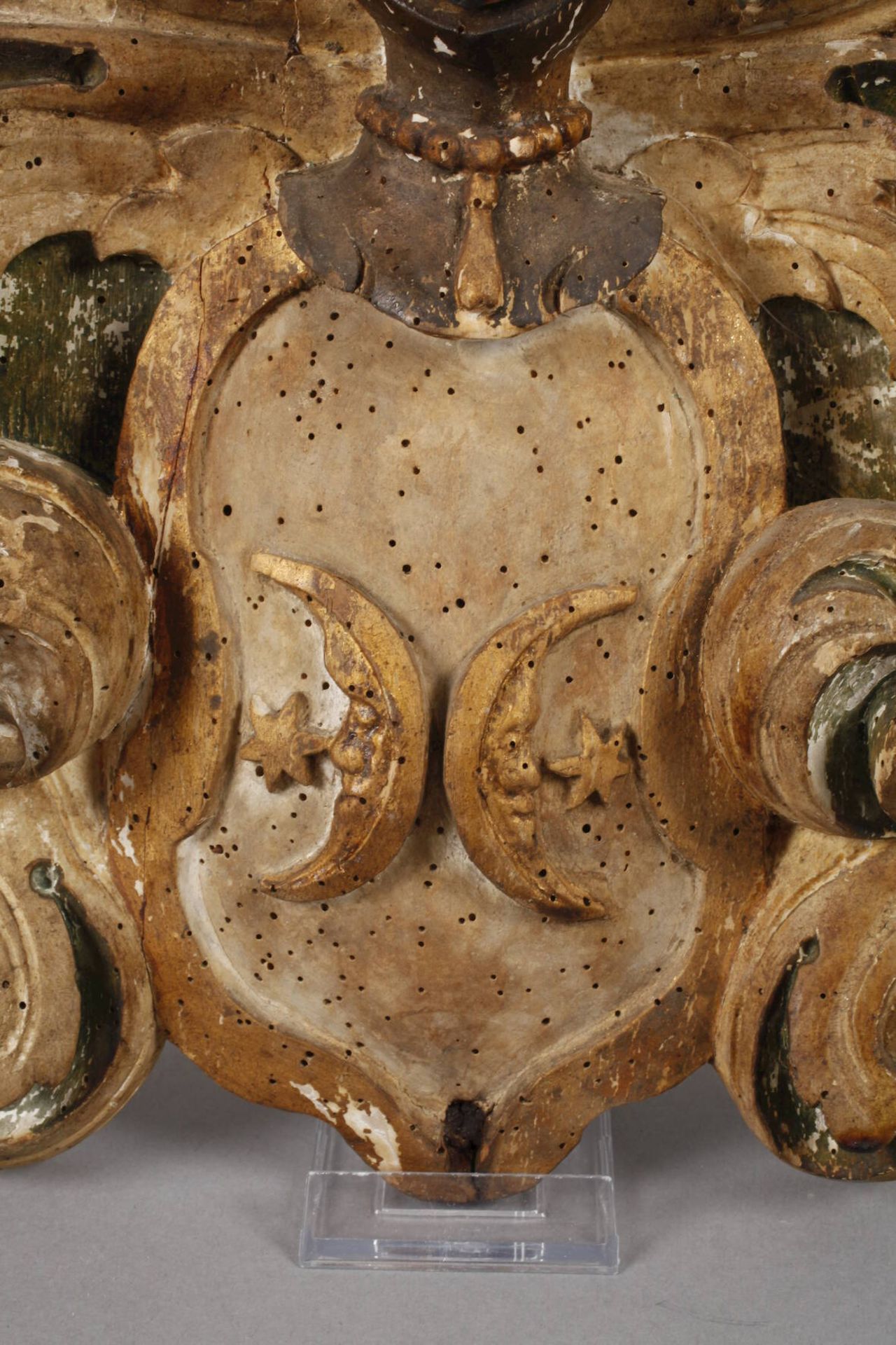 Geschnitztes Wappen Barock18. Jh., Holz geschnitzt, kreidegrundiert, farbig gefasst und partiell - Image 2 of 3