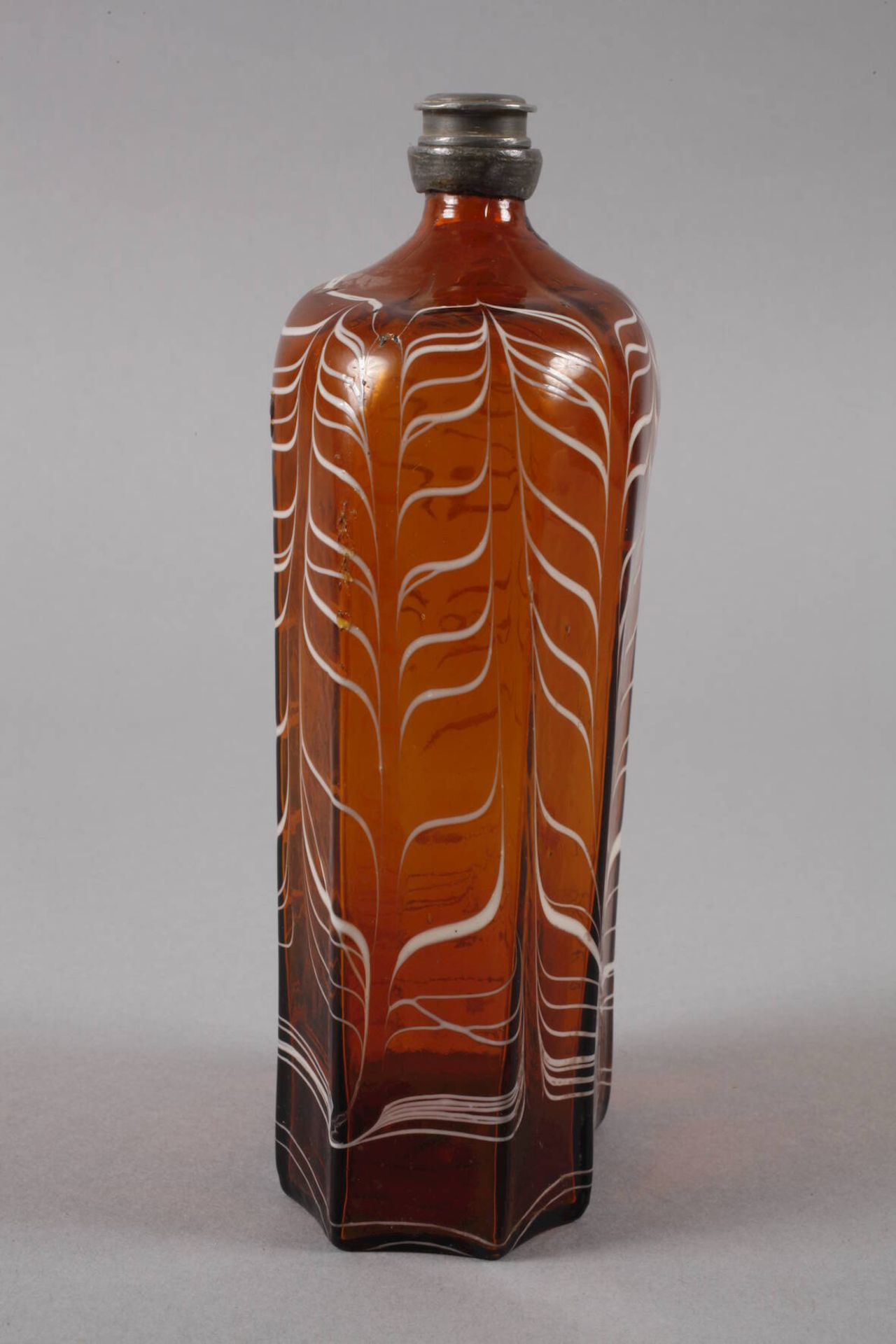 Alpenländische Schnapsflasche18. Jh., honigbraunes Glas, blasiger Abriss, hexagonal facettiert, - Bild 5 aus 6