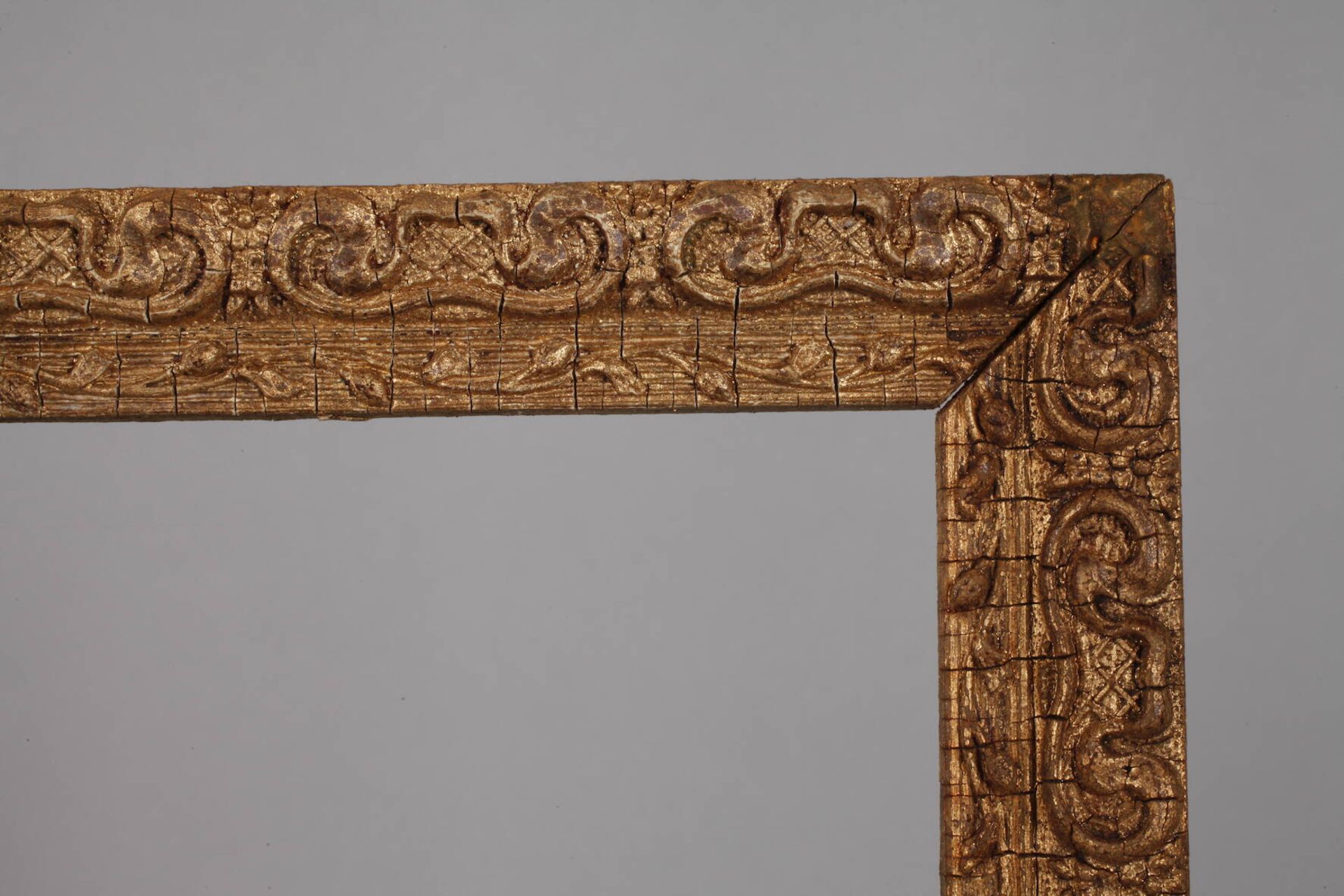 Drei StuckleistenEnde 19. Jh., ca. 2,5 cm breite, leicht steigend profilierte gestuckte Holzleisten, - Bild 5 aus 5