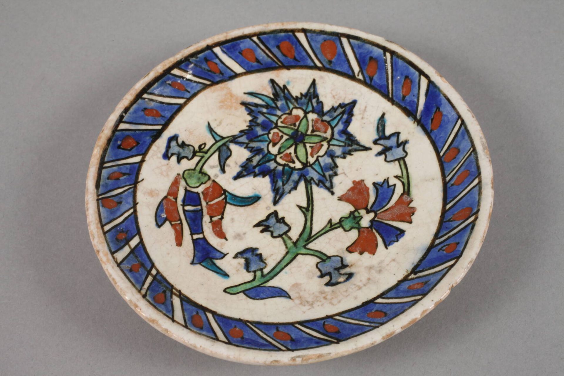 Iznik kleiner BlütentellerTürkei, 18. Jh. oder früher, ungemarkt, grauer Steinzeugscherben, in den - Image 2 of 3