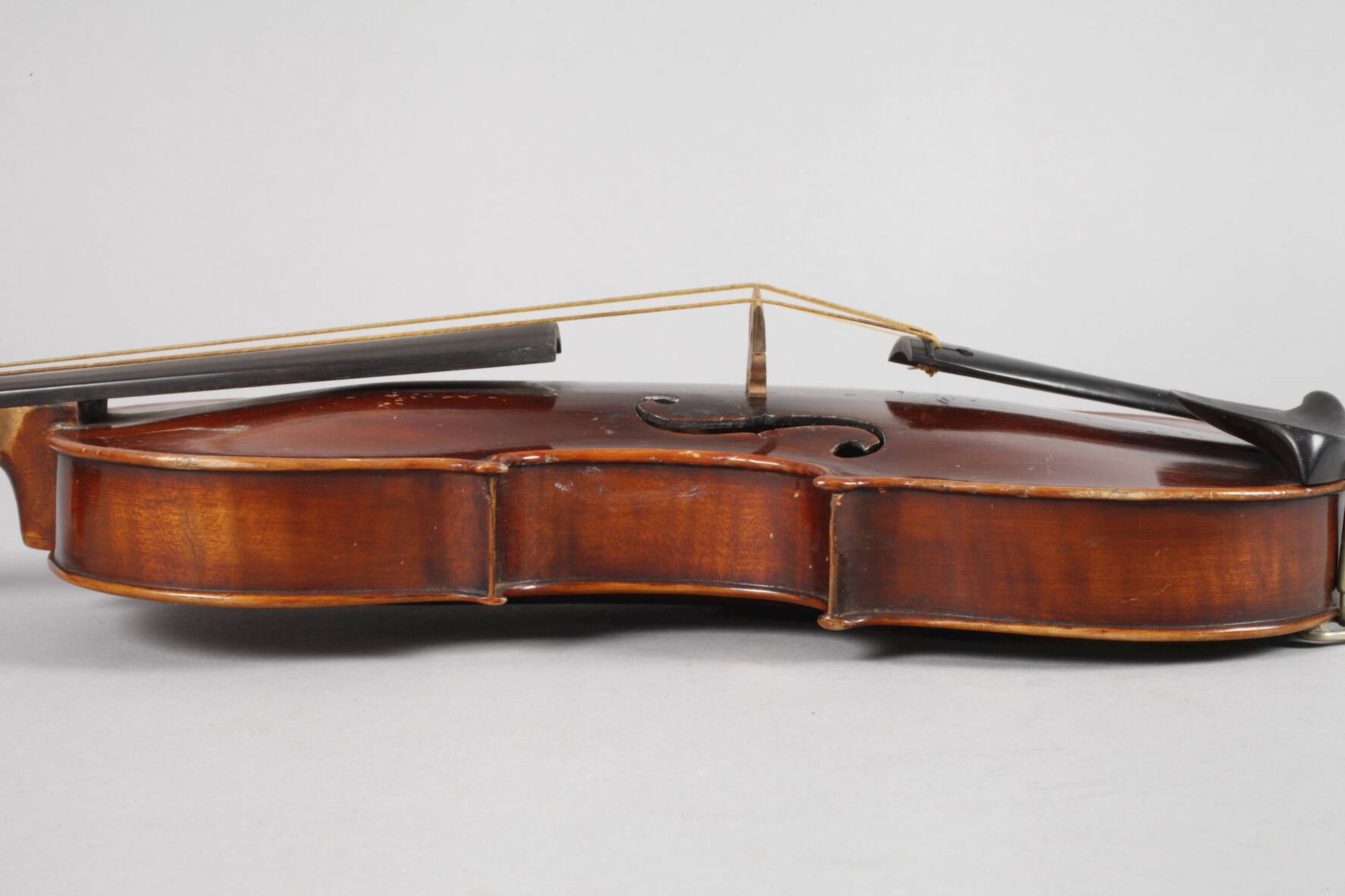 Violineum 1900, innen Modellzettel Jacobus Stainer in Absam, geteilter, gleichmäßig geflammter Boden - Image 5 of 8
