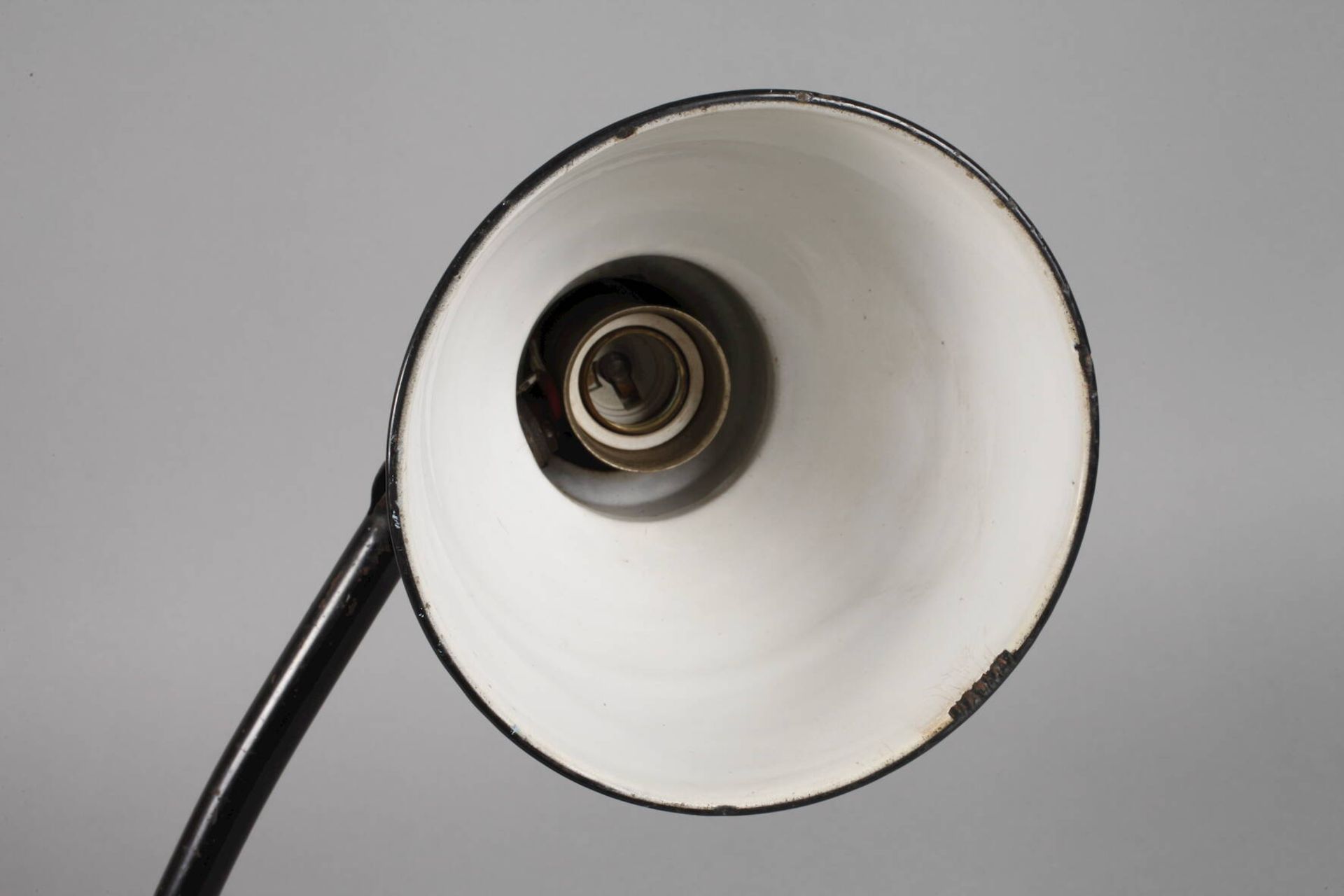 Schreibtischlampe1920er Jahre, ungemarkt, geschwärztes Gehäuse aus Eisenguss bzw. Blech, ovaler - Image 4 of 4