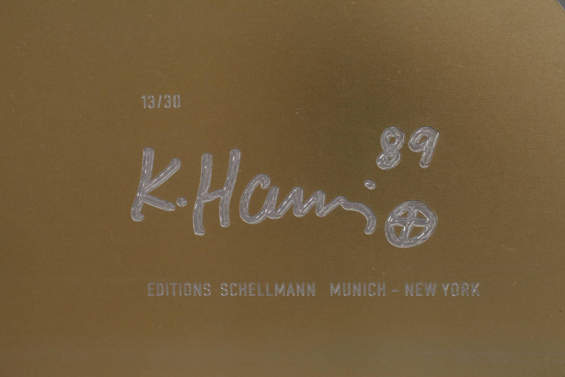Keith Haring, “Pyramid”dreieckige Aluminiumplatte, vollflächig mit für den Künstler typischen - Bild 6 aus 6